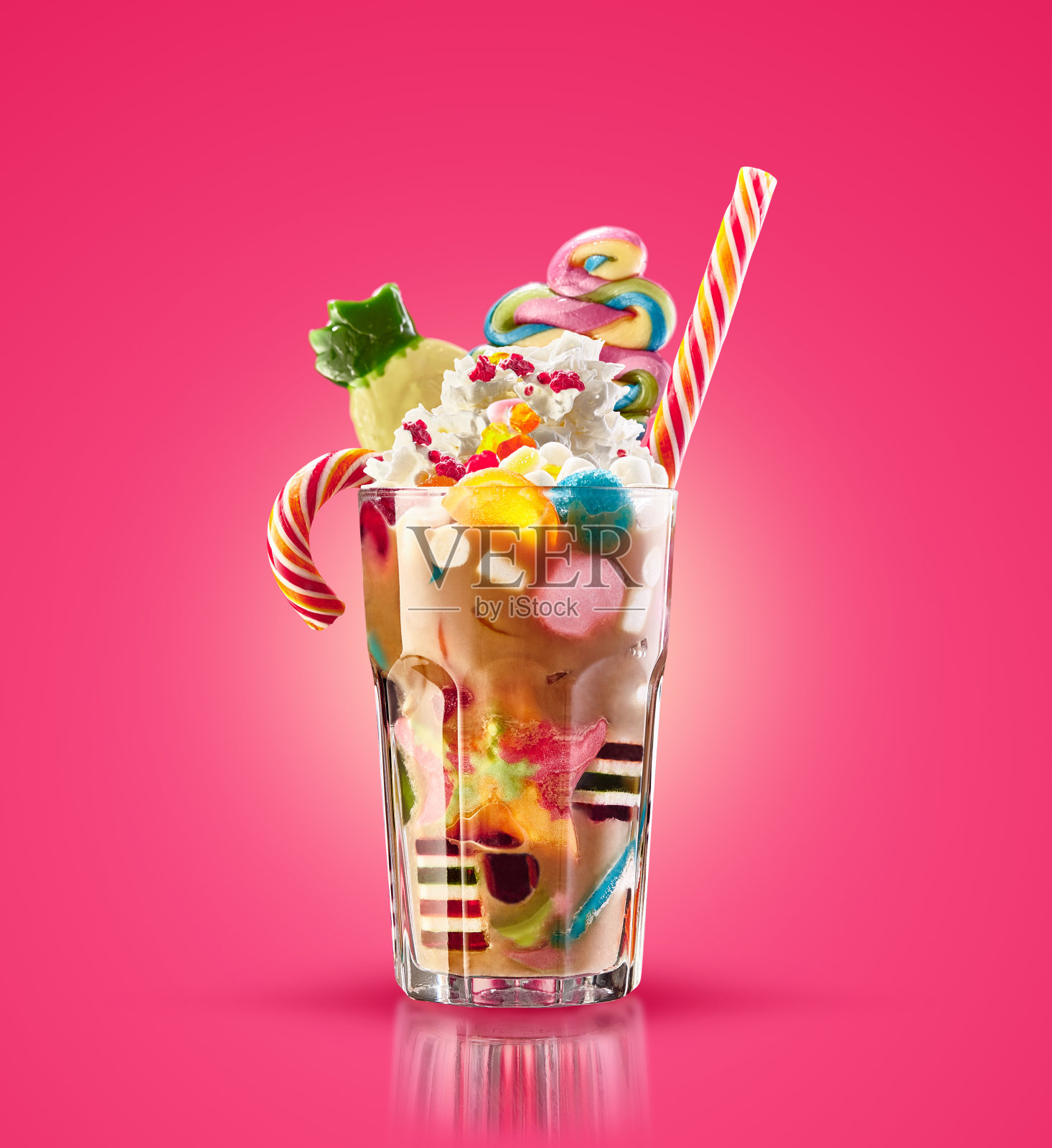 色彩缤纷，节日鸡尾酒糖果，糖果，果冻。彩色阵列不同的儿童糖果和糖果在可可玻璃在粉红色的背景。甜蜜的糖果cociail照片摄影图片
