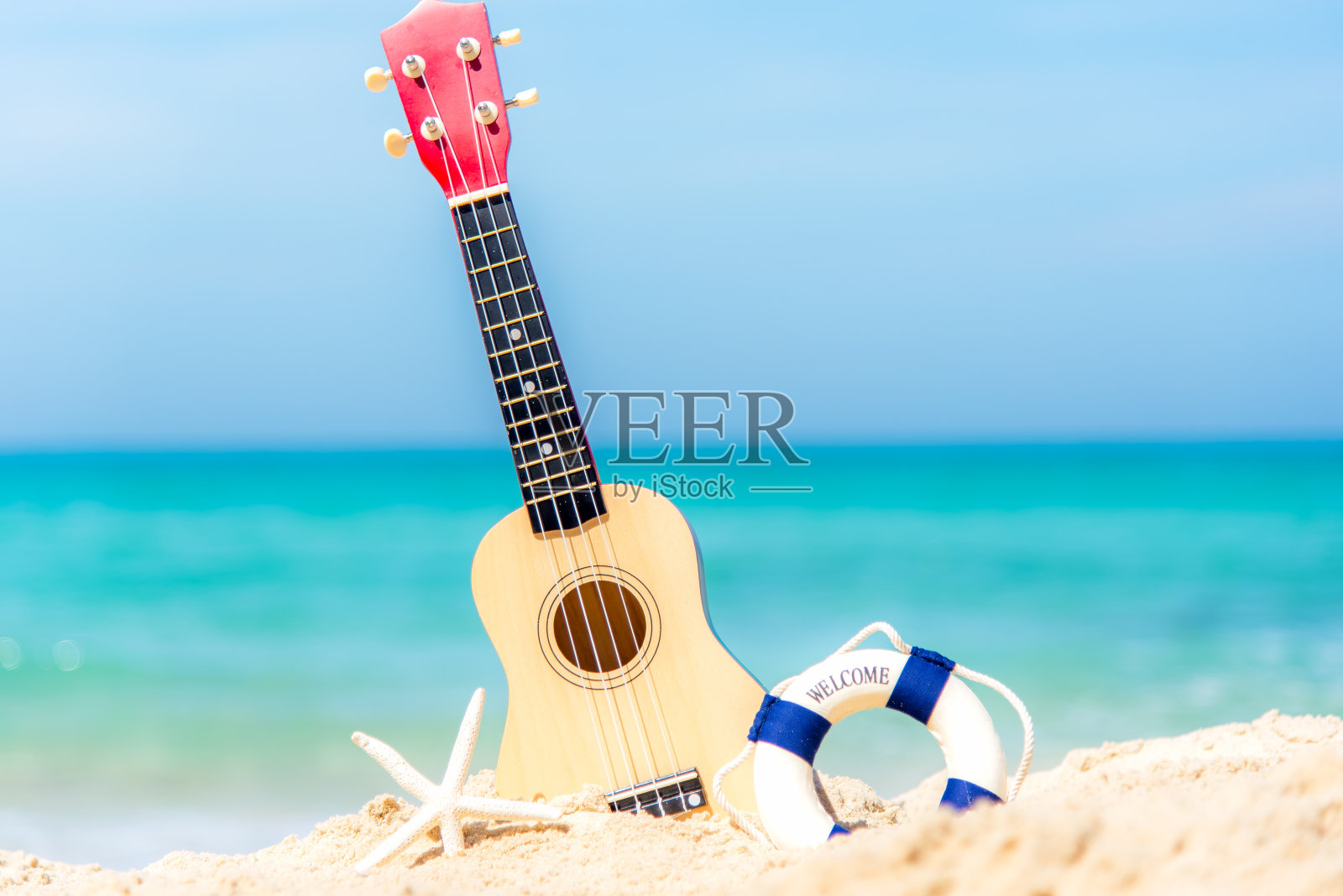 夏日与吉他尤克里里放松在美丽的海滩和蓝天背景，复制空间。旅游与夏日概念照片摄影图片