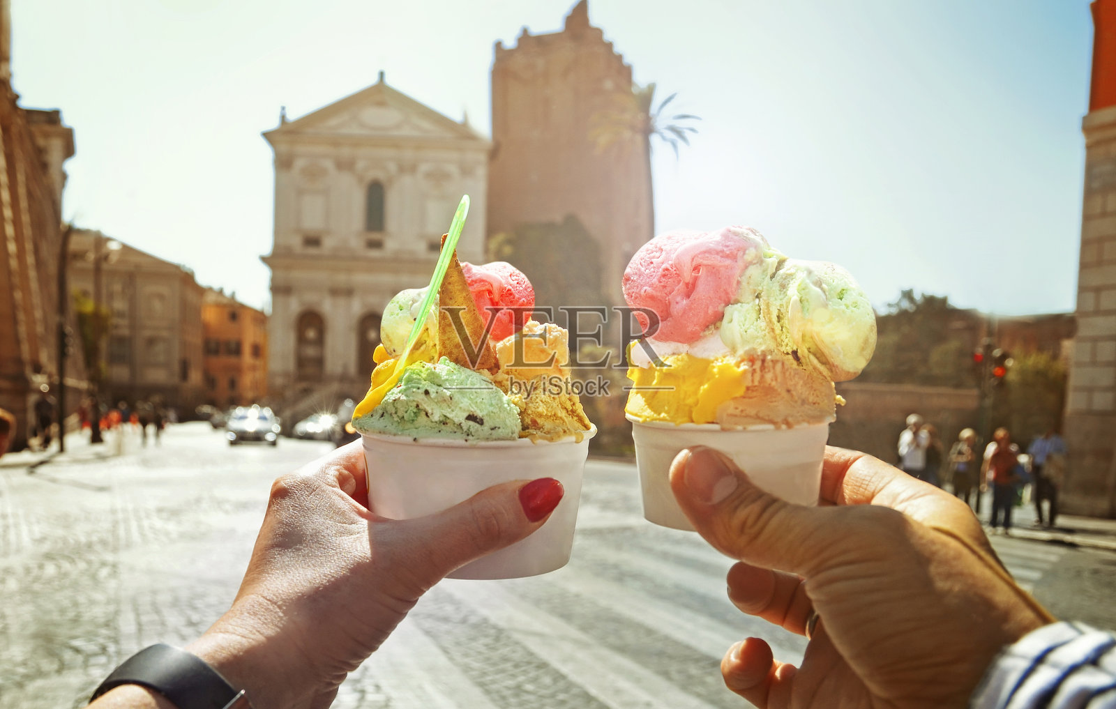 搭配漂亮明亮甜甜的意大利冰淇淋，不同口味的手照片摄影图片