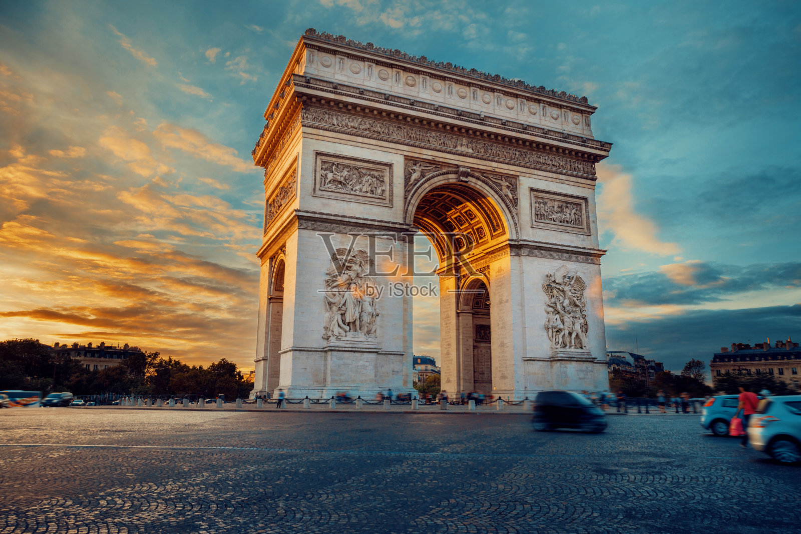 著名的巴黎香榭丽舍大道和凯旋门，象征着在晴朗的天气和多云的天空下的辉煌。法国的标志性旅游地标和浪漫旅游目的地。长时间曝光照片摄影图片