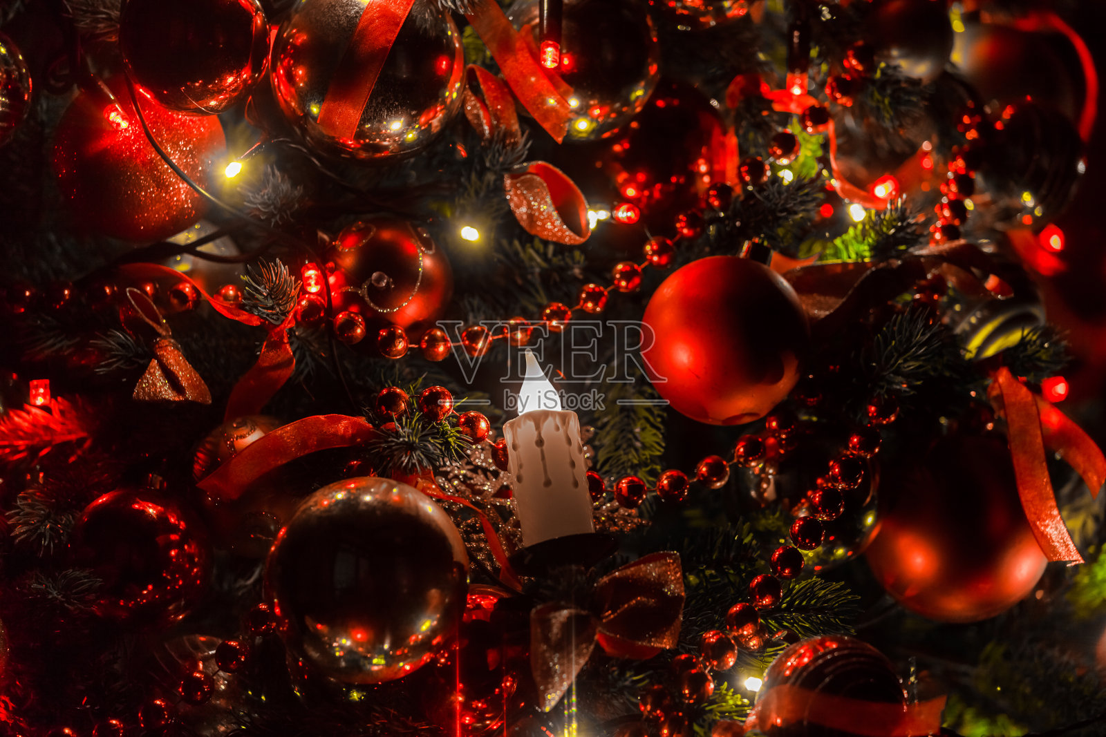 圣诞树上闪烁的花环的圣诞背景照片摄影图片