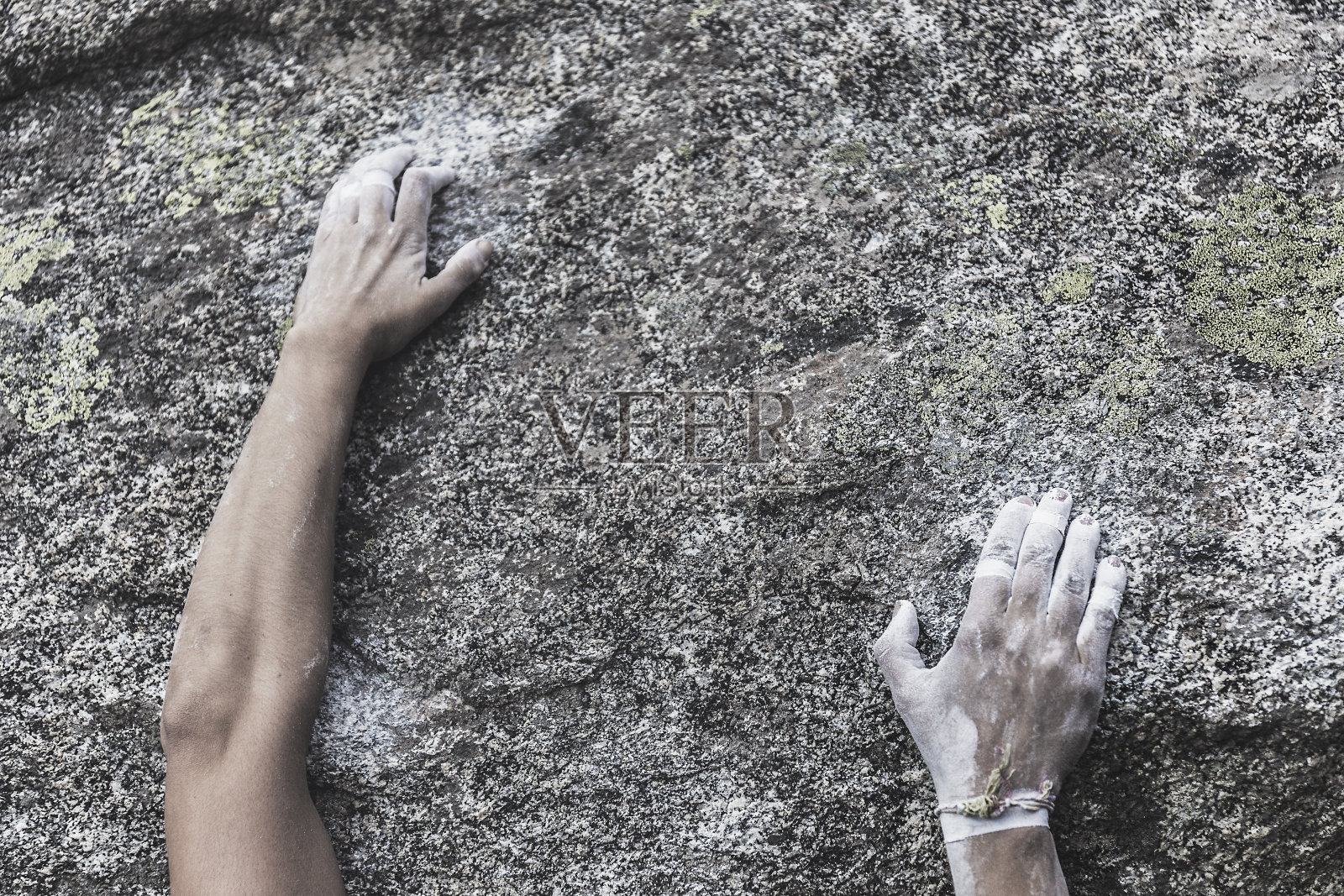 攀岩练习时双手紧握石头照片摄影图片