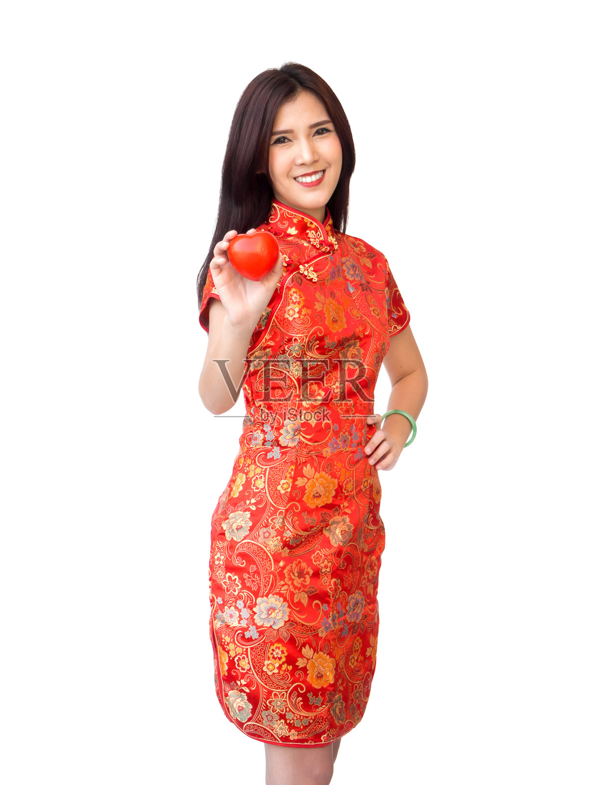 中国新年亚洲女性观念，孤立亚洲女性穿着红色连衣裙(旗袍)捧着一颗心照片摄影图片