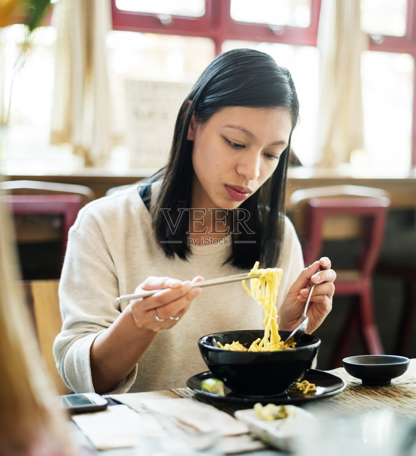 亚洲女子吃面条照片摄影图片