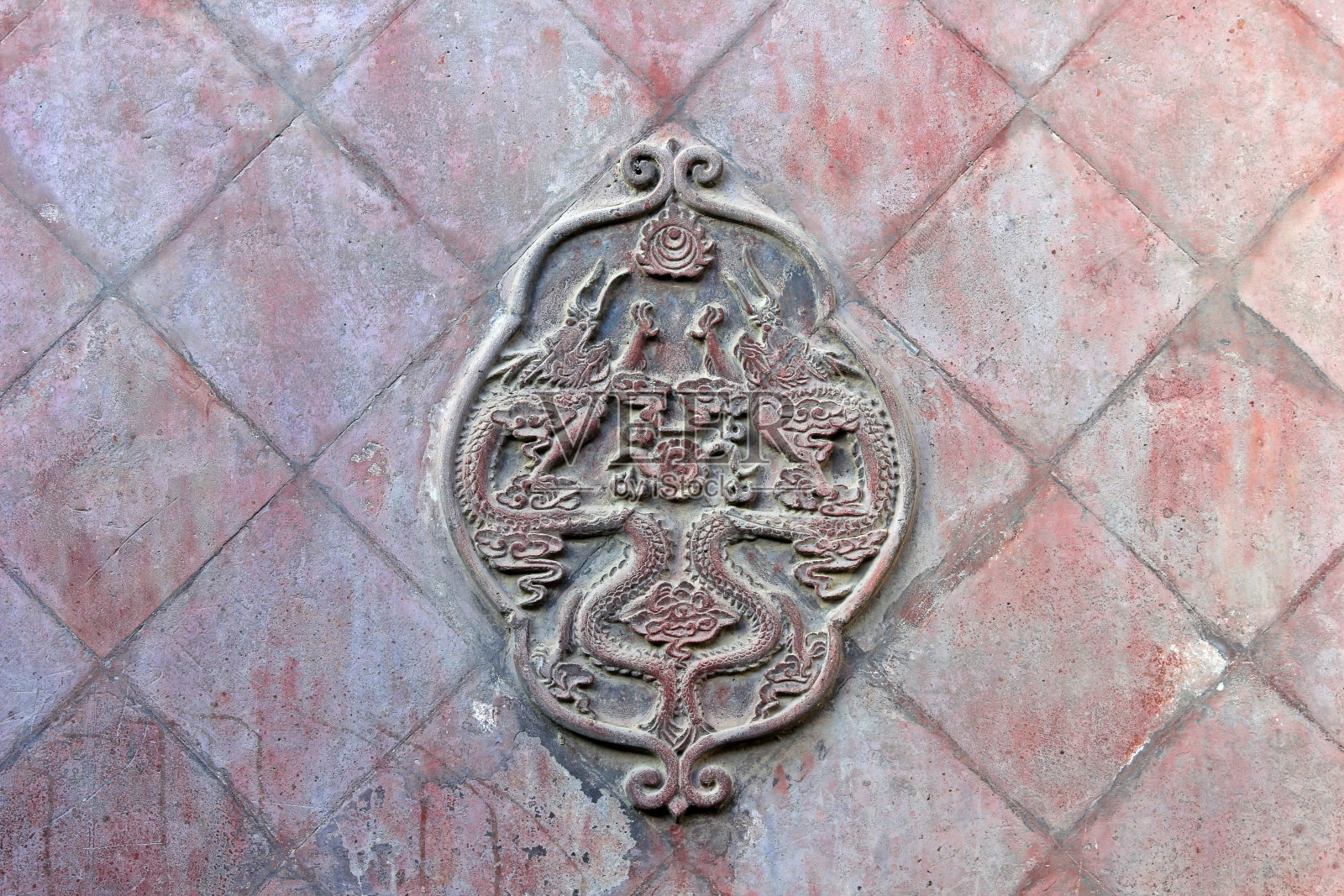 龙的造型雕塑在一座寺庙的墙上，特写照片照片摄影图片