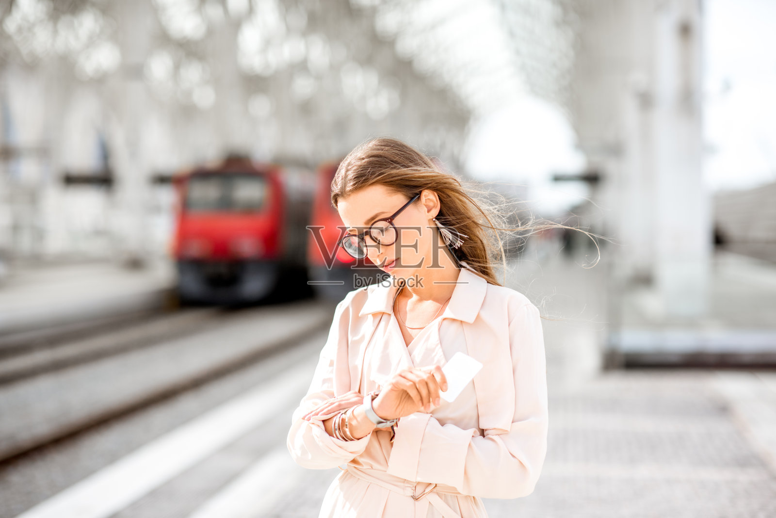 在火车站的女人照片摄影图片