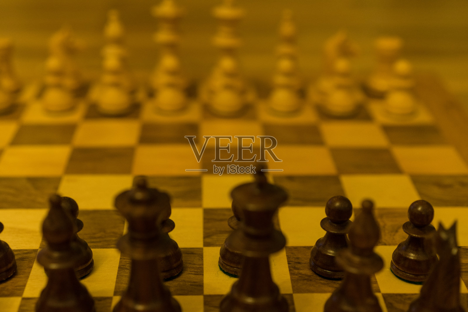 象棋的起始位置从黑棋的侧面看照片摄影图片