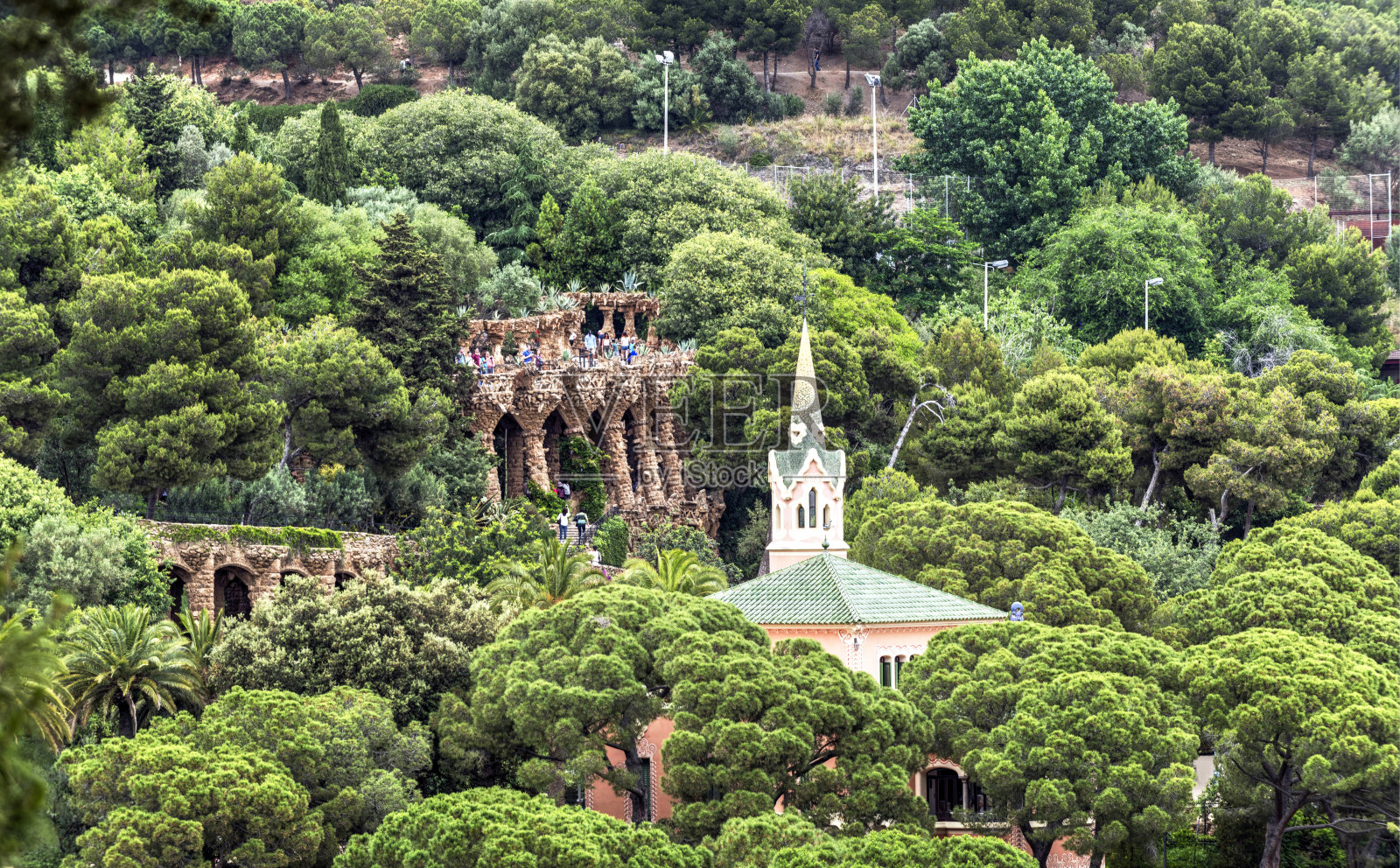 公园奎尔设计的安东尼高迪在巴塞罗那，西班牙照片摄影图片