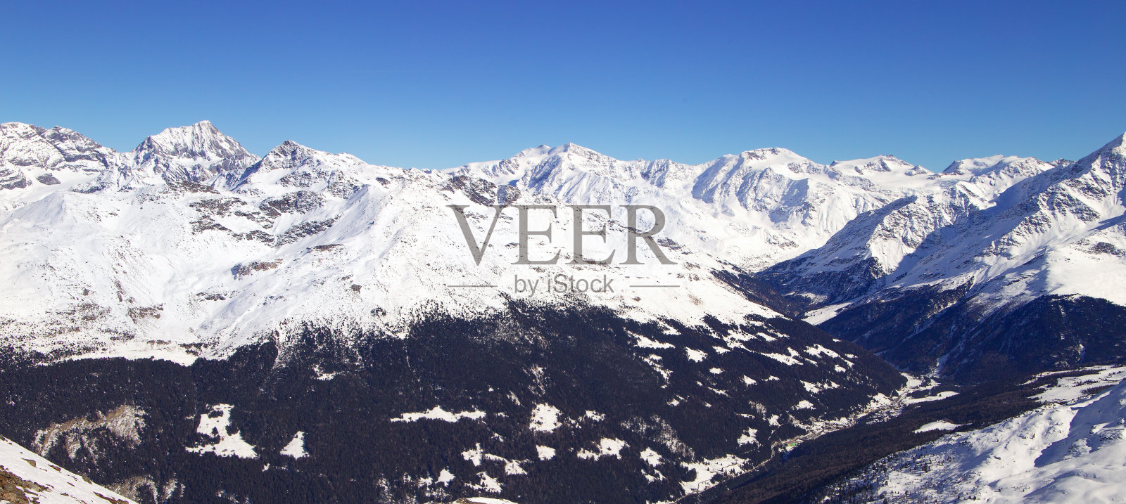冬天高山被雪覆盖。滑雪胜地的斜坡，欧洲阿尔卑斯山照片摄影图片