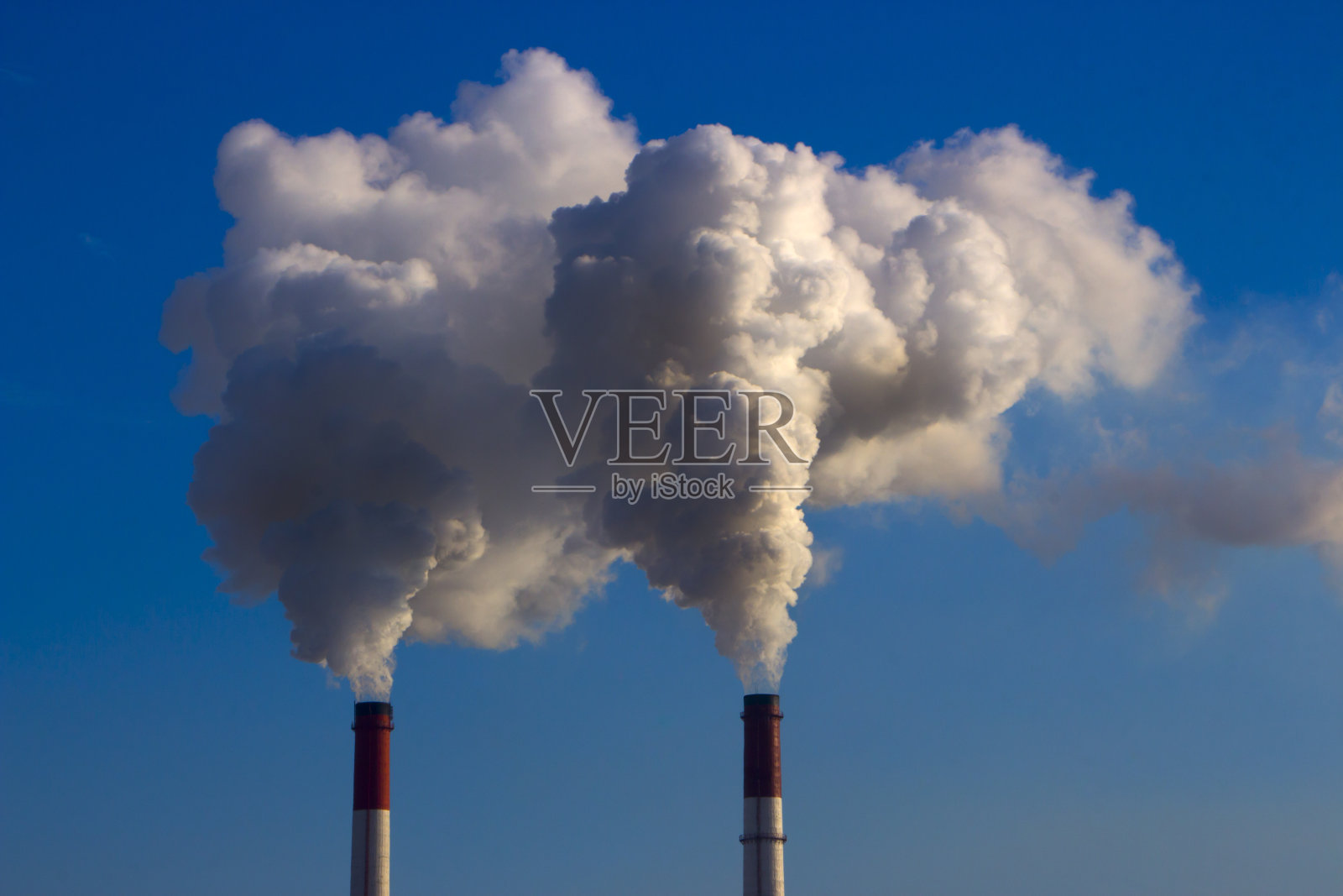 工厂的管道向大气中排放有害物质。特写天空背景照片摄影图片