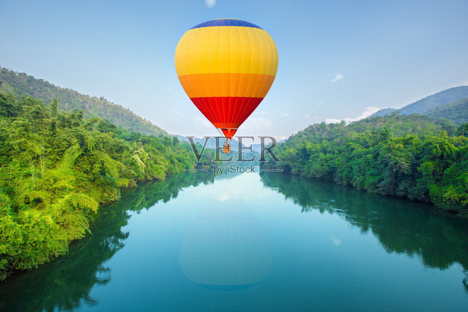 热气球飞过河流照片摄影图片