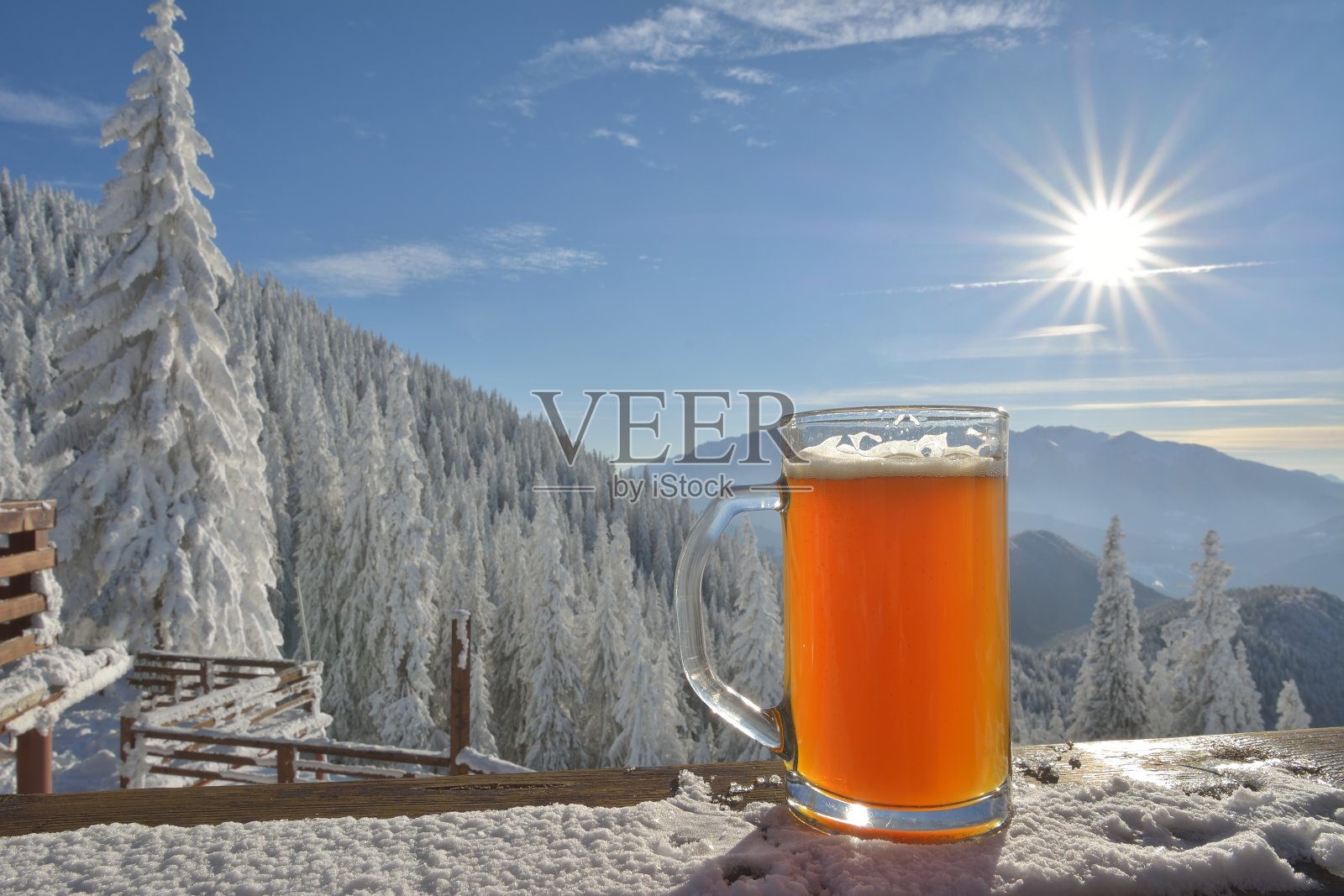 桌上的冬季啤酒照片摄影图片
