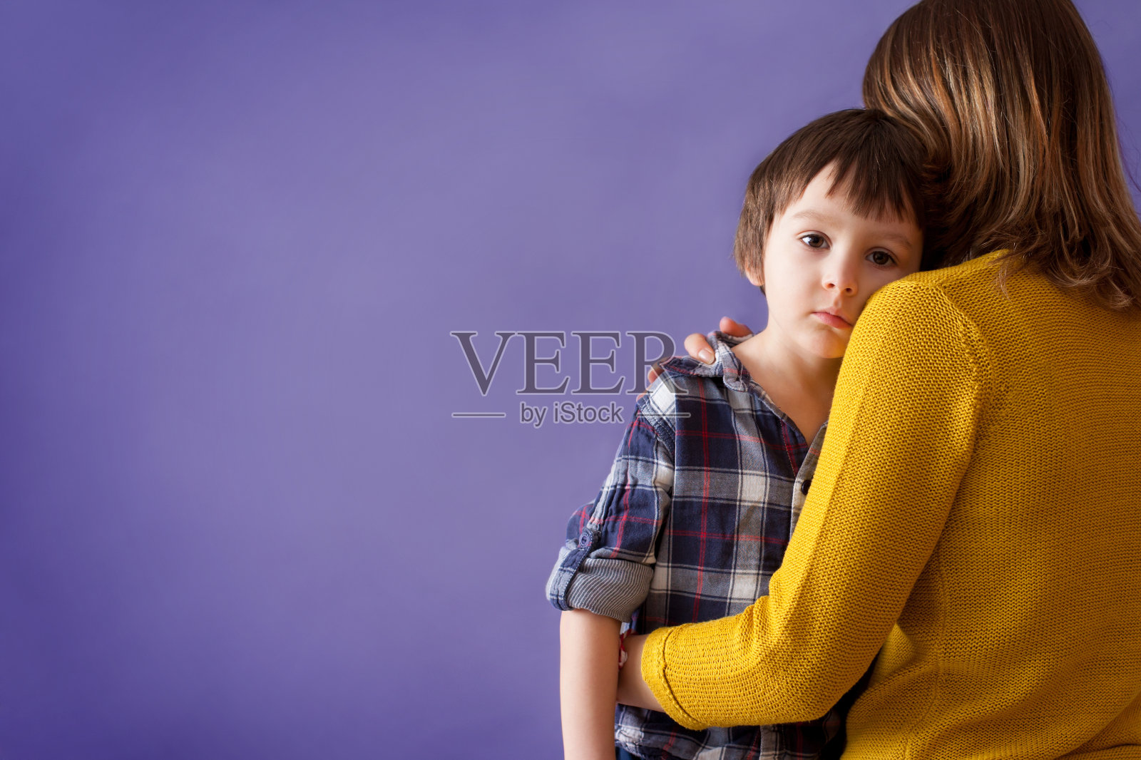 可怜的小男孩，在家里拥抱他的妈妈照片摄影图片