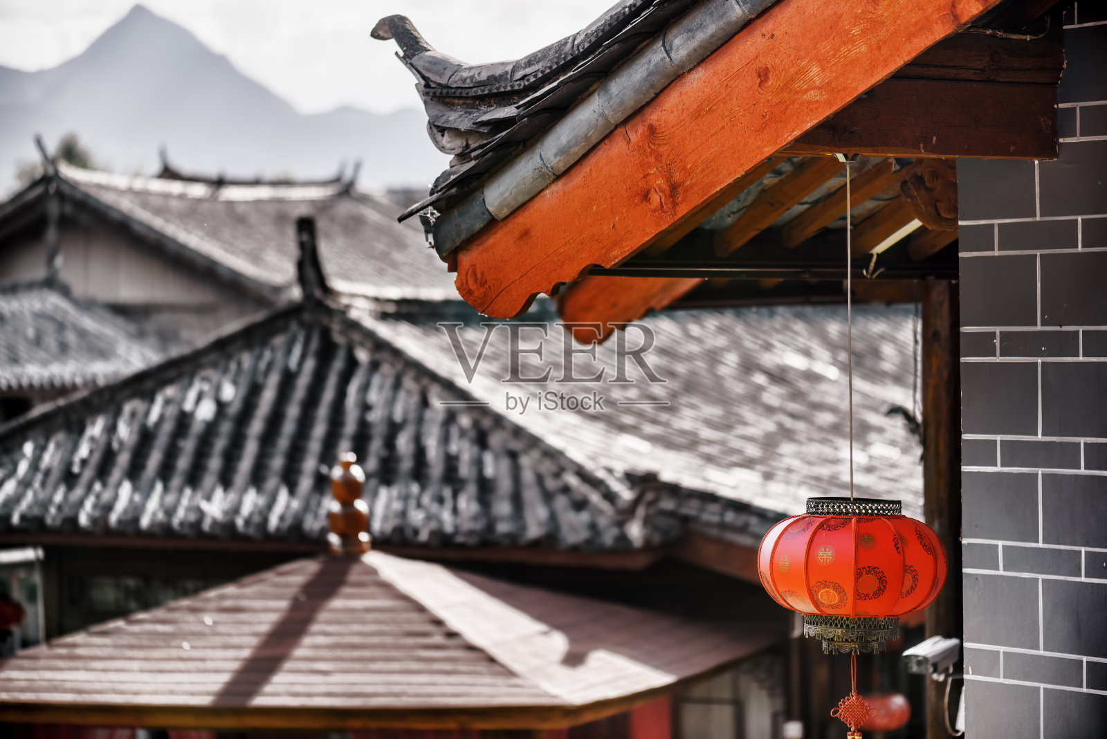 传统的中国瓦屋顶上装饰着红灯笼照片摄影图片