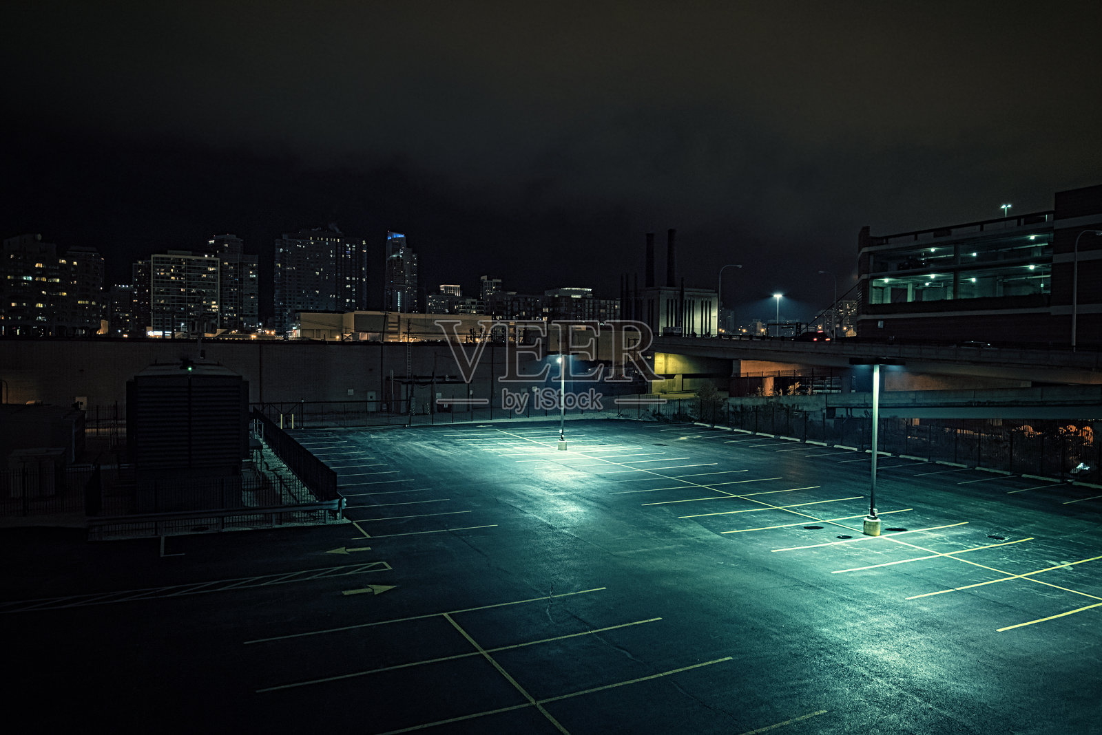 芝加哥晚上的大型废弃城市停车场和车库。照片摄影图片
