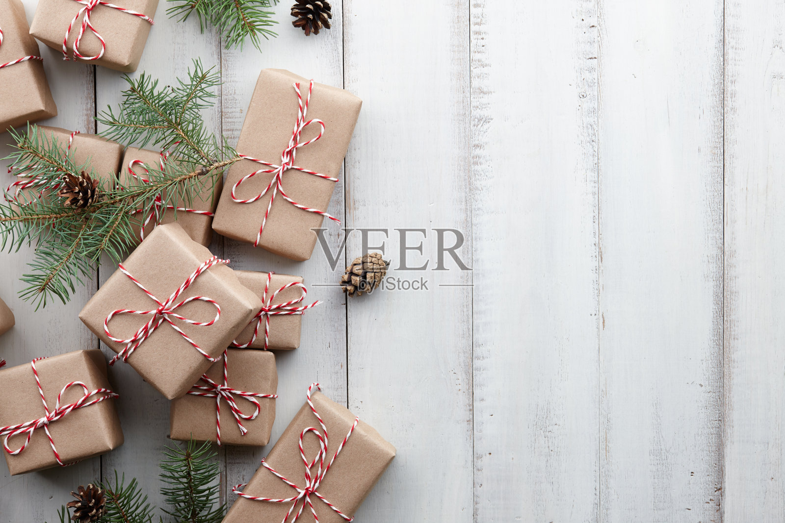 用牛皮纸包裹的圣诞礼物和礼品盒背景图片素材