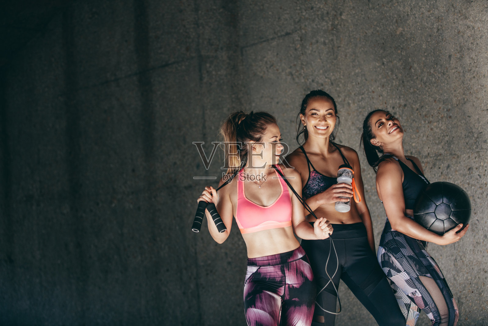 一群女性朋友在锻炼后放松照片摄影图片