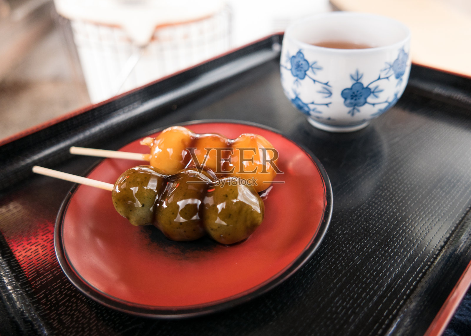日本金泽Kenroku-en的小吃摊上的日本甜饺子照片摄影图片