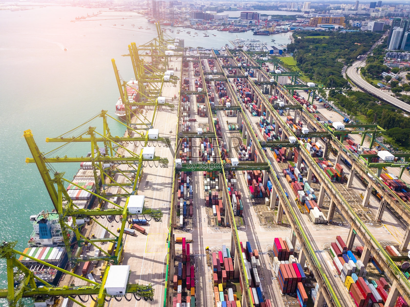 鸟瞰图集装箱货船或船厂与工作起重机桥，新加坡船厂照片摄影图片