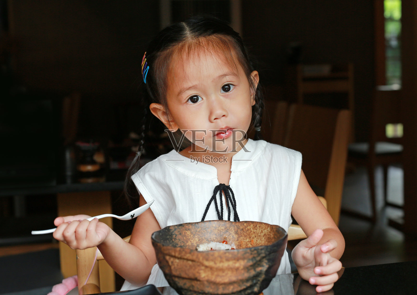亚洲小女孩吃米饭美味的日本食物在餐桌上的午餐在餐厅。照片摄影图片