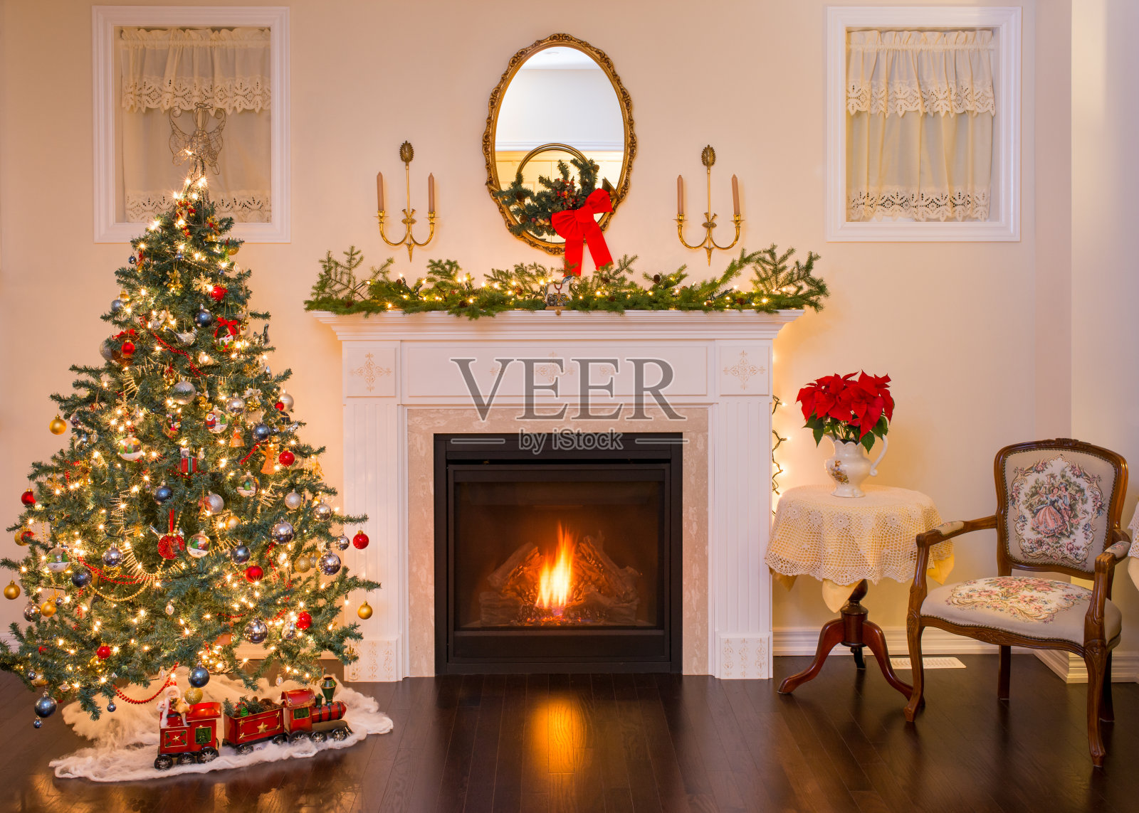 家庭居室壁炉与圣诞装饰照片摄影图片
