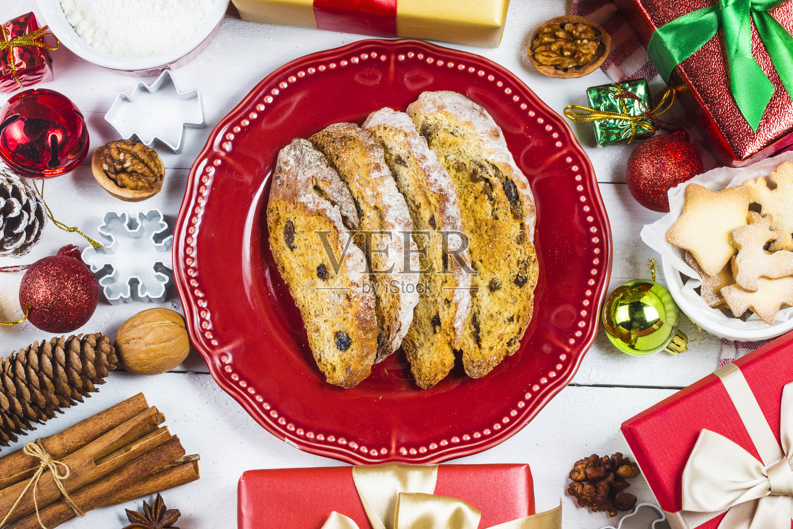 圣诞饼干背景。姜面团姜饼，圣诞树，饼干面包照片摄影图片