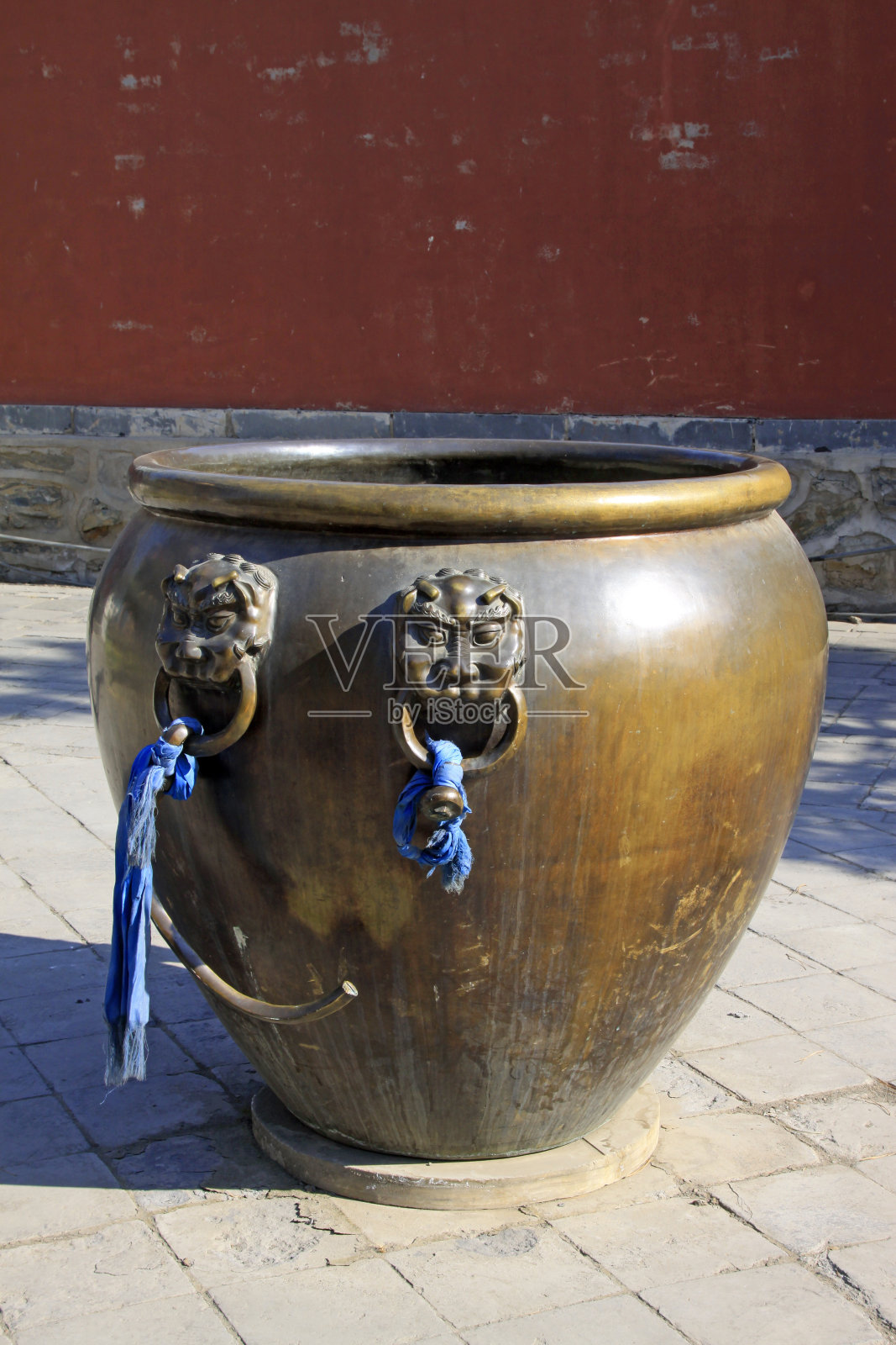 铜缸在一个寺庙，特写照片照片摄影图片