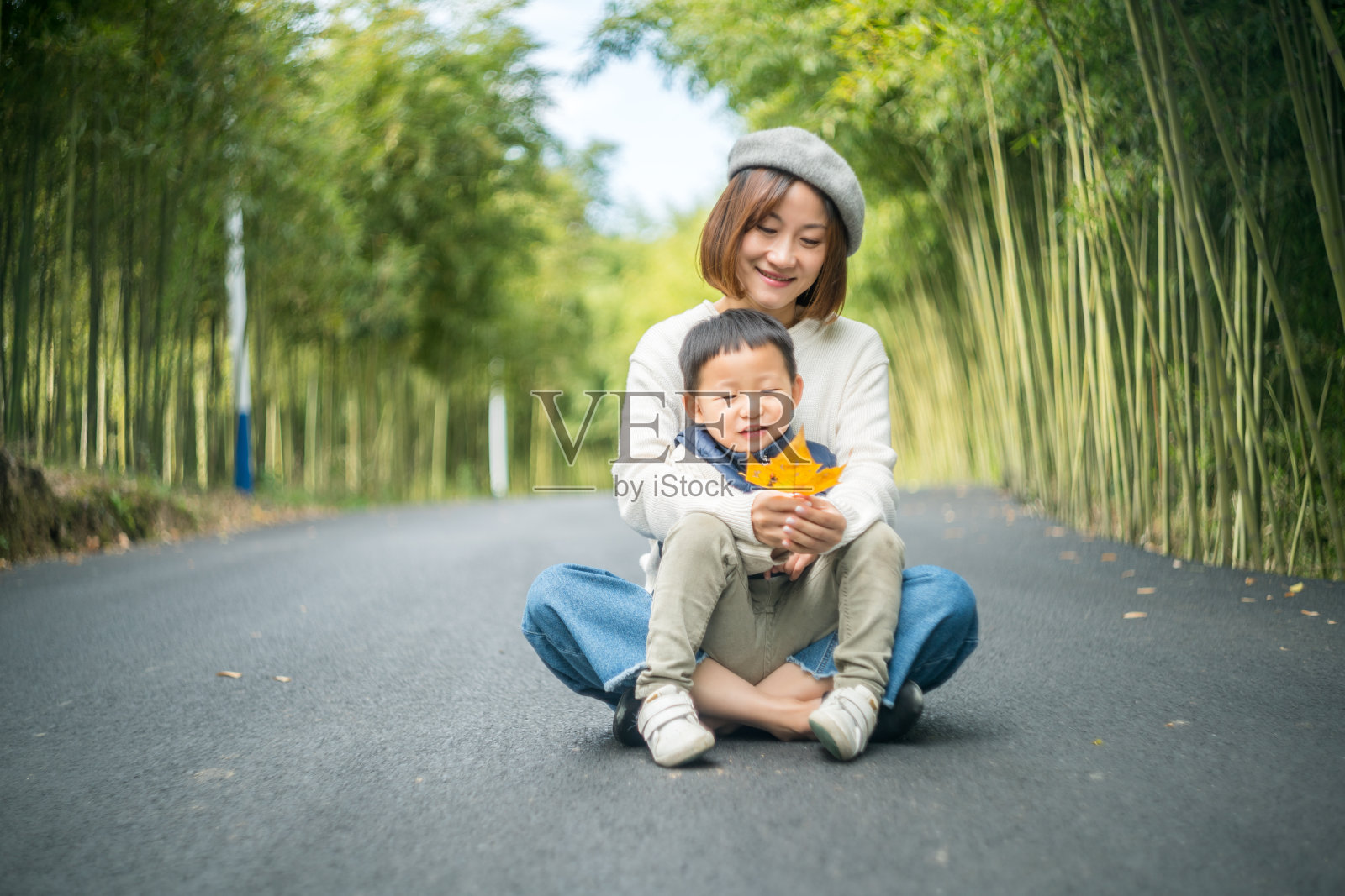 Mon和她的儿子照片摄影图片