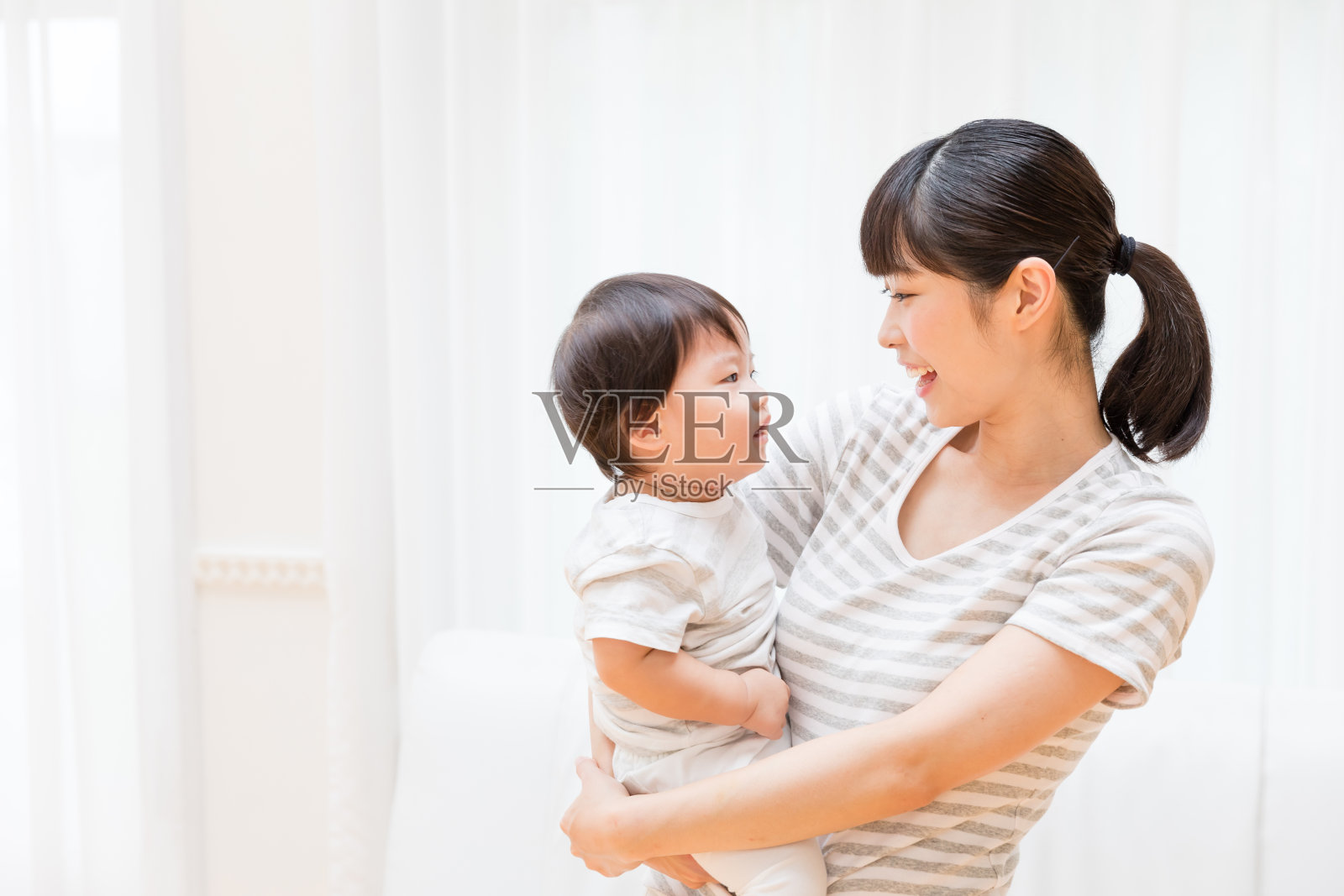 亚洲母亲和婴儿的生活方式形象的肖像照片摄影图片