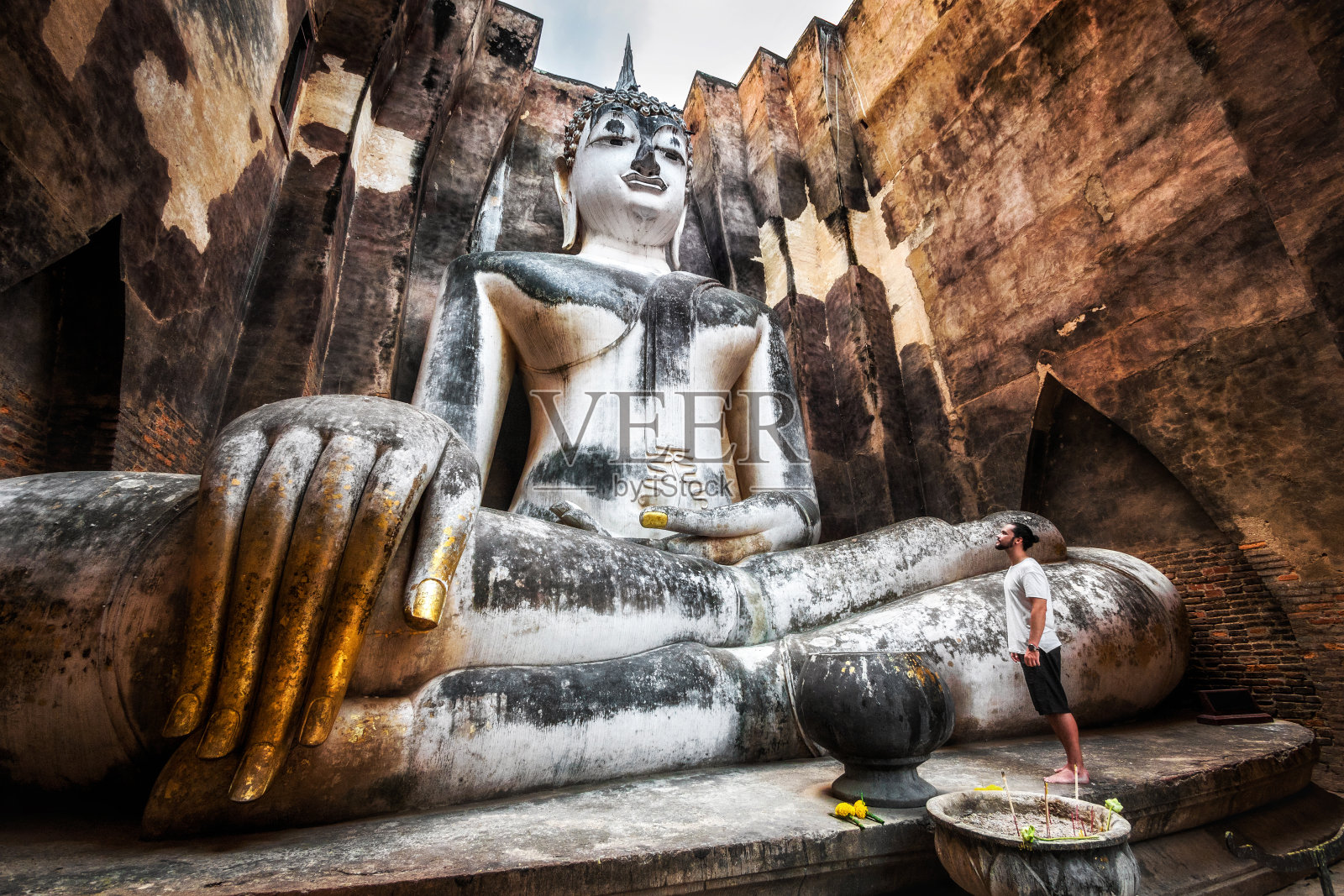 素可泰历史公园，泰国，游客与古代佛像寺照片摄影图片