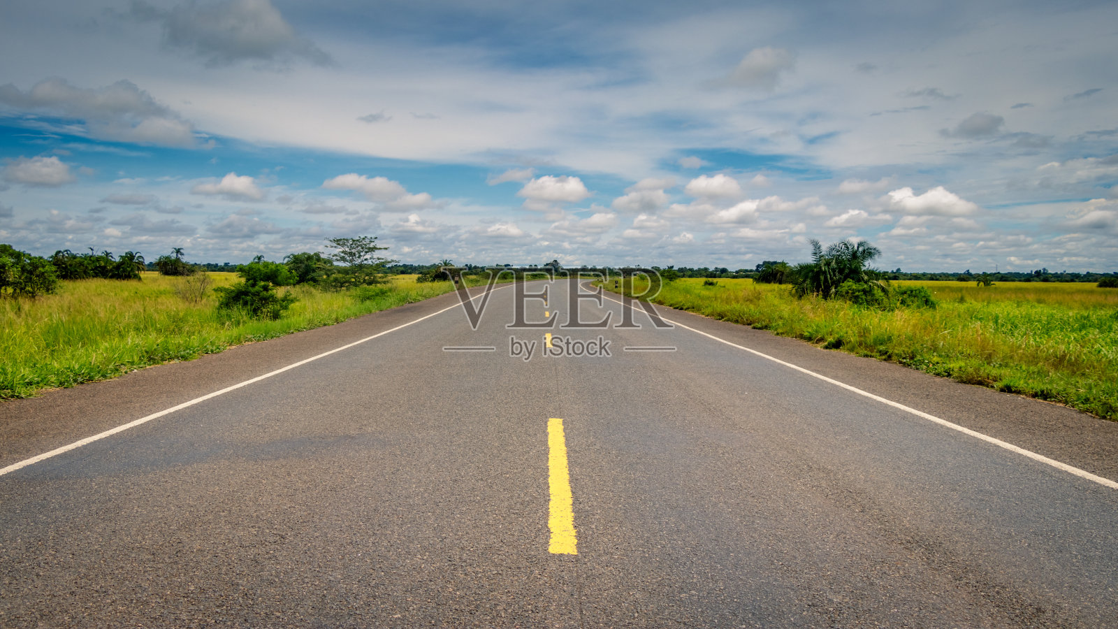 空无尽头的高速公路穿过乌干达的风景与复制空间。照片摄影图片