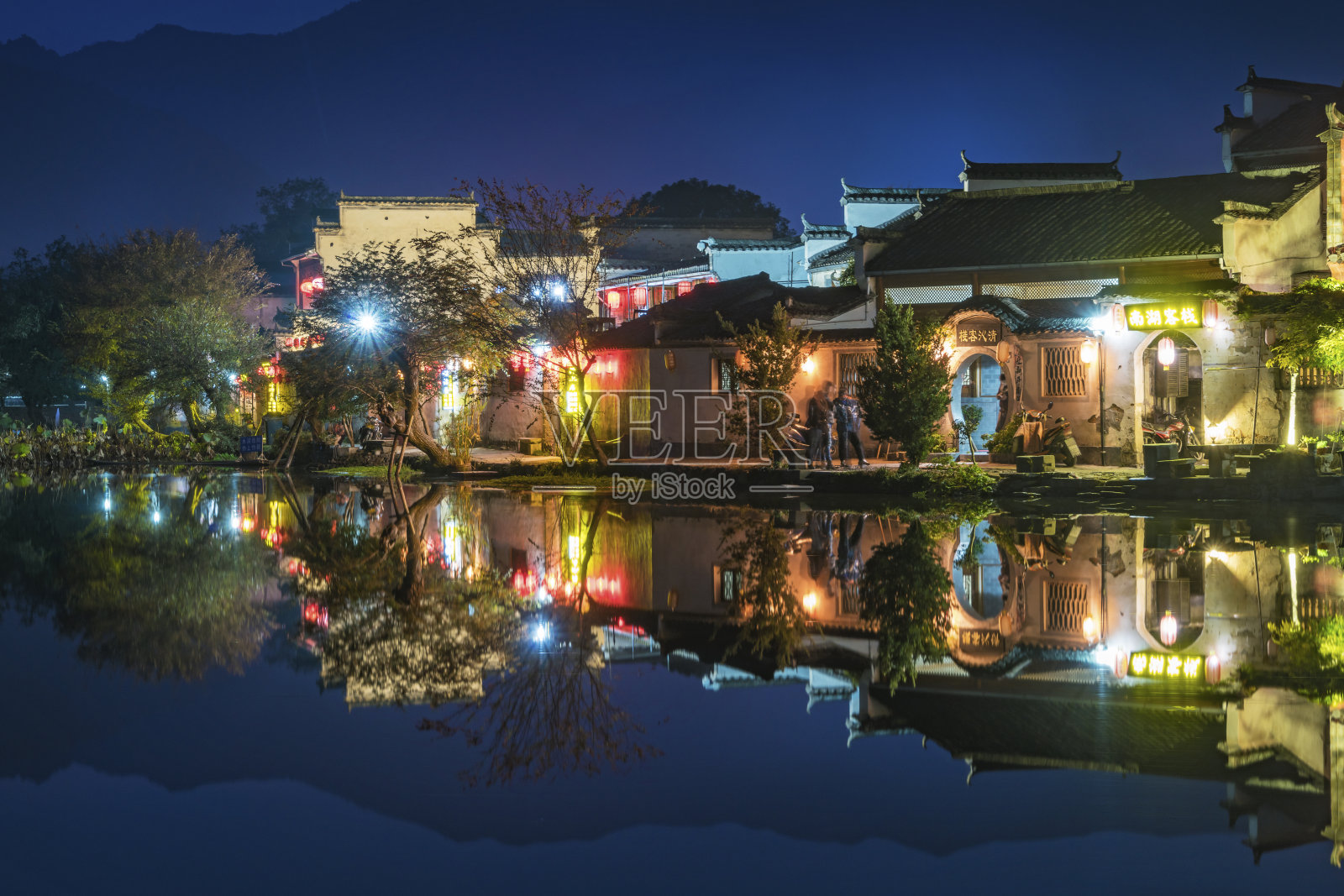中国古代村庄的夜晚照片摄影图片