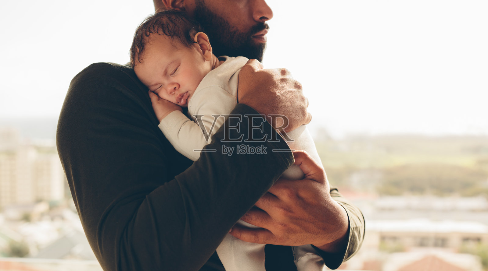 刚出生的小男孩在他父亲的怀里照片摄影图片