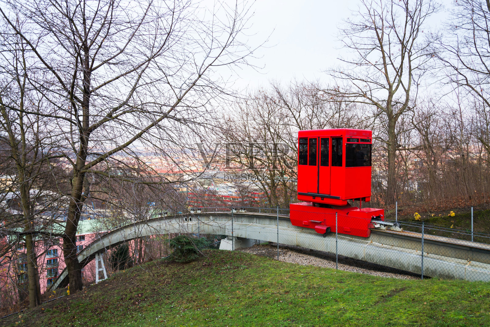 捷克共和国布拉格，通往Mrazovka公园的红色缆车照片摄影图片
