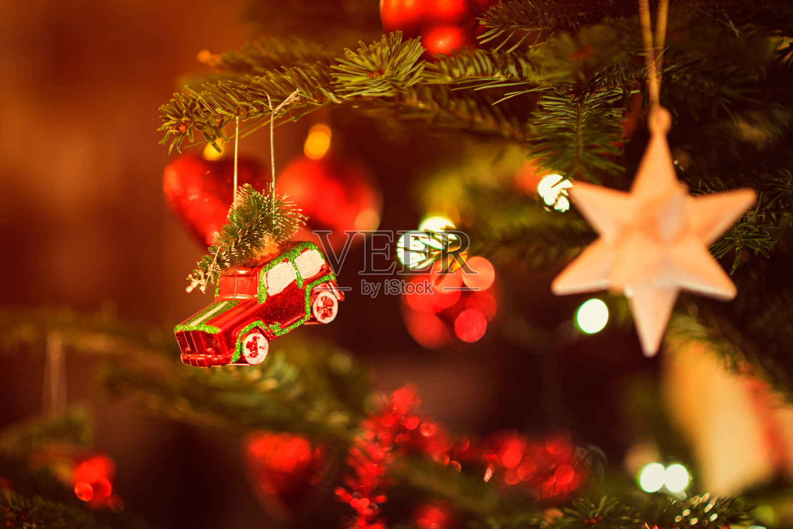 圣诞树上挂着微型玩具车照片摄影图片