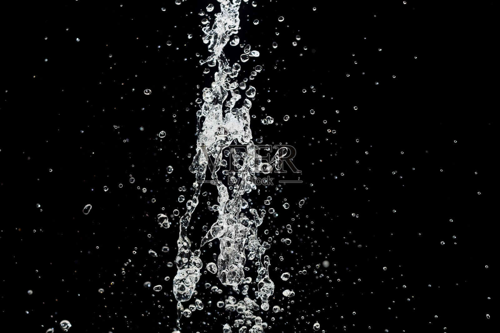 清晰的飞溅水孤立在黑色照片摄影图片