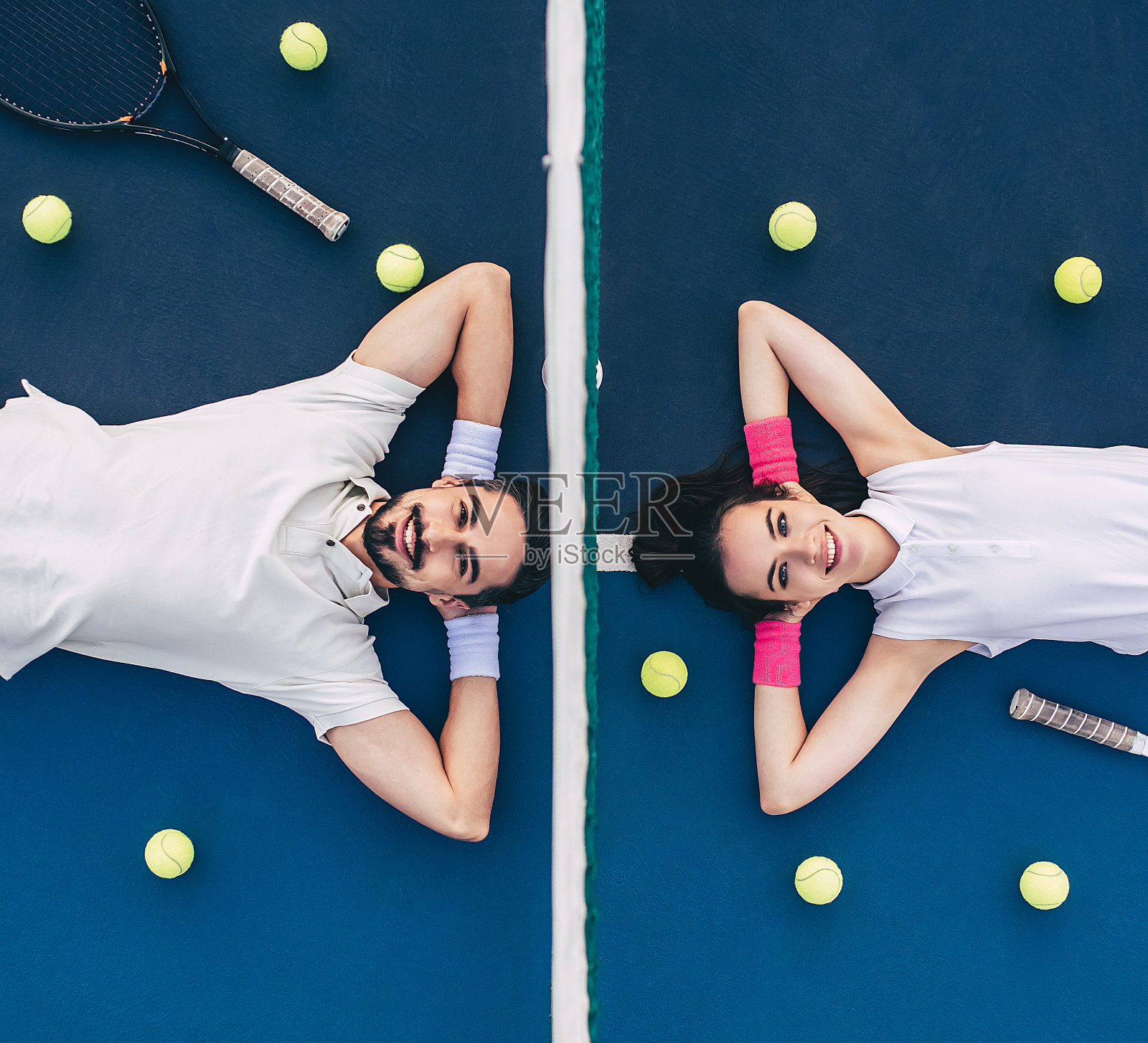 网球场上的女孩。照片摄影图片