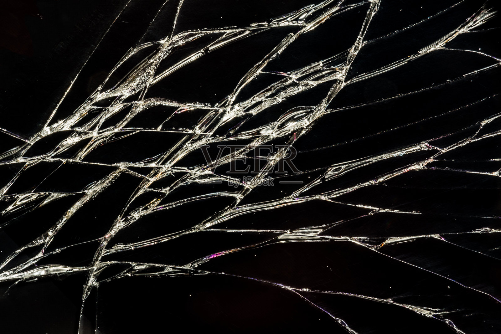 玻璃表面有许多小裂缝，手机屏幕破碎照片摄影图片