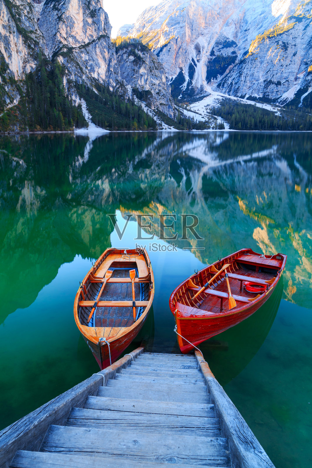 塞科菲尔山(Pragser Wildsee)背景中的布雷兹湖和小船照片摄影图片