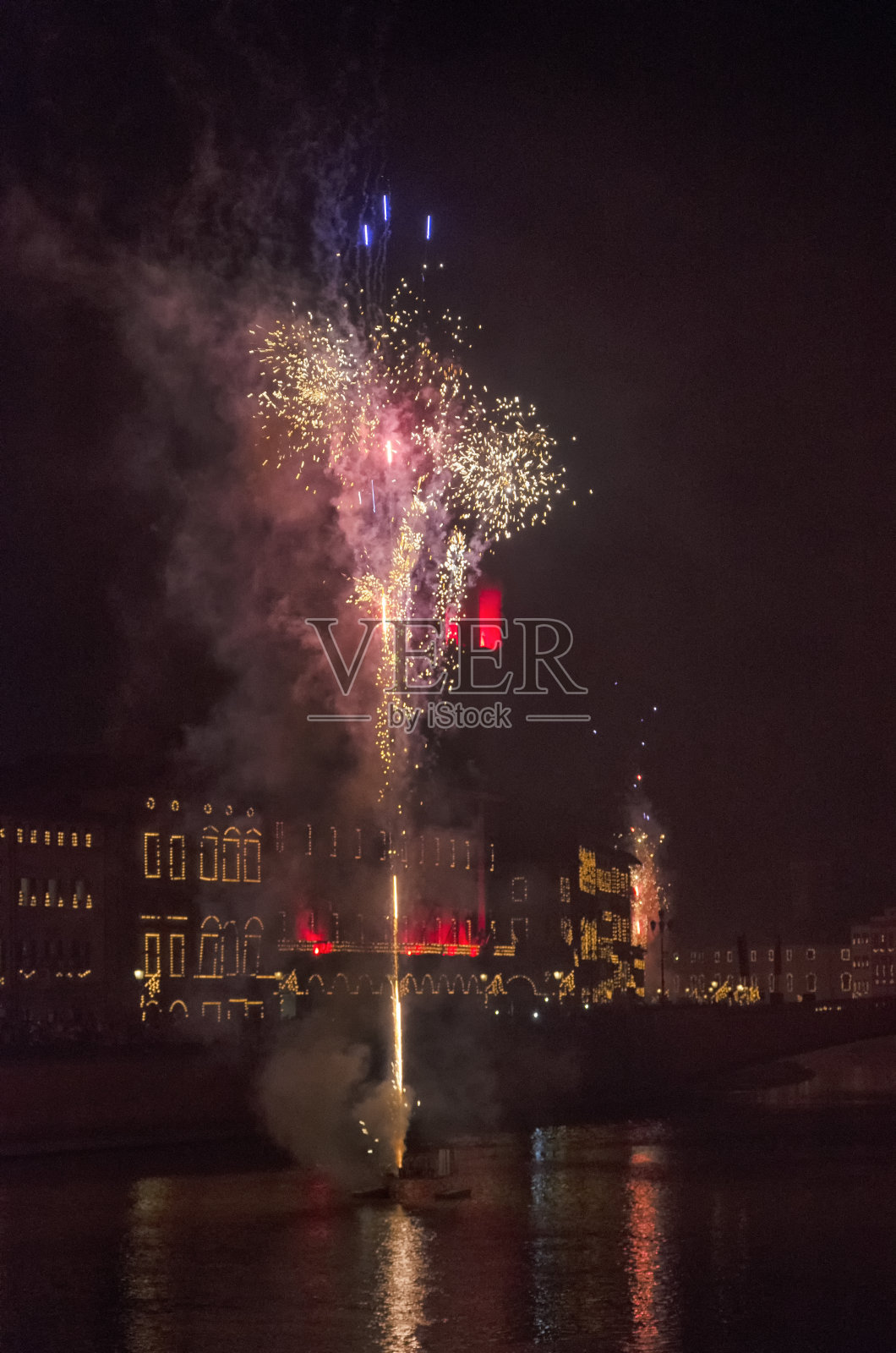比萨的新年前夜庆祝活动照片摄影图片
