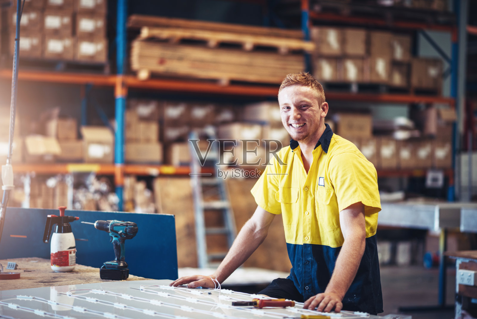 欢快的姜黄色蓝领工人在澳大利亚工厂的肖像照片摄影图片