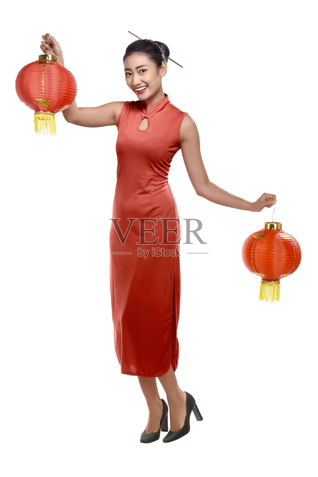 这是一幅中国妇女的肖像，穿着传统服装，手持中国灯笼照片摄影图片