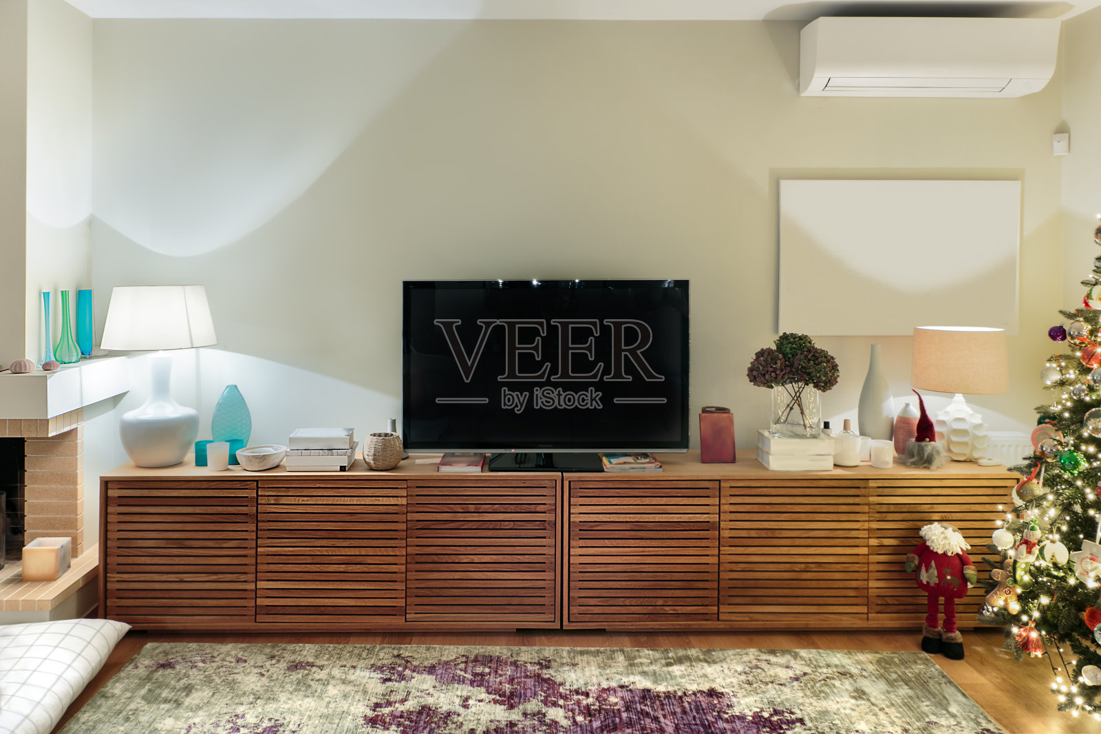 带有平板电视的现代木质客厅橱柜。照片摄影图片
