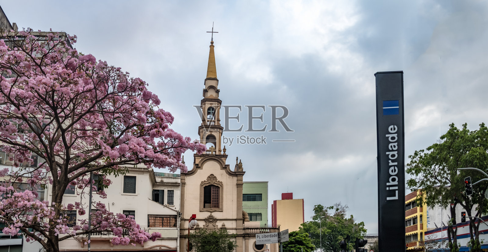 巴西圣保罗利伯达德广场和利伯达德日本社区的教堂照片摄影图片