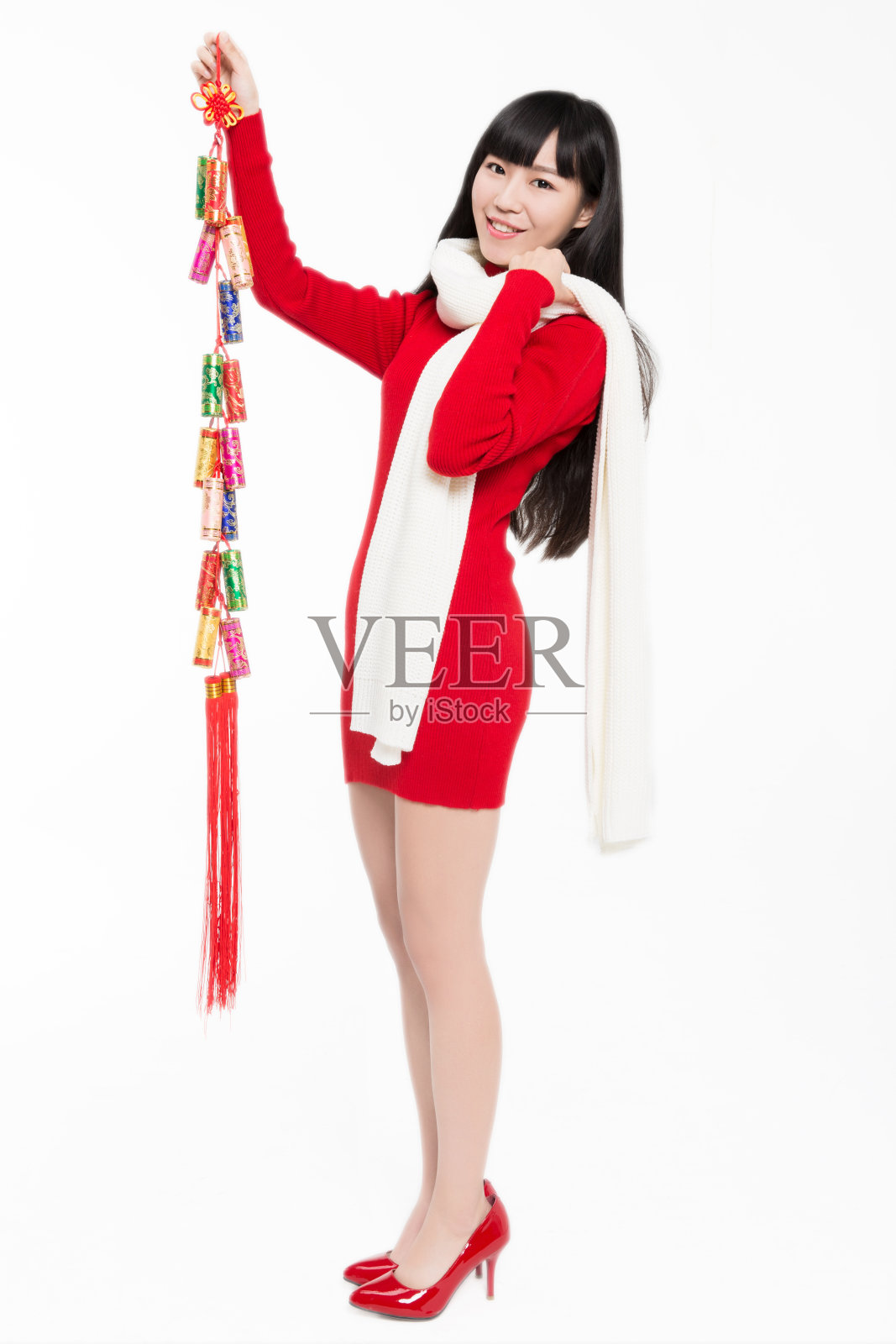 年轻女子放鞭炮庆祝春节照片摄影图片