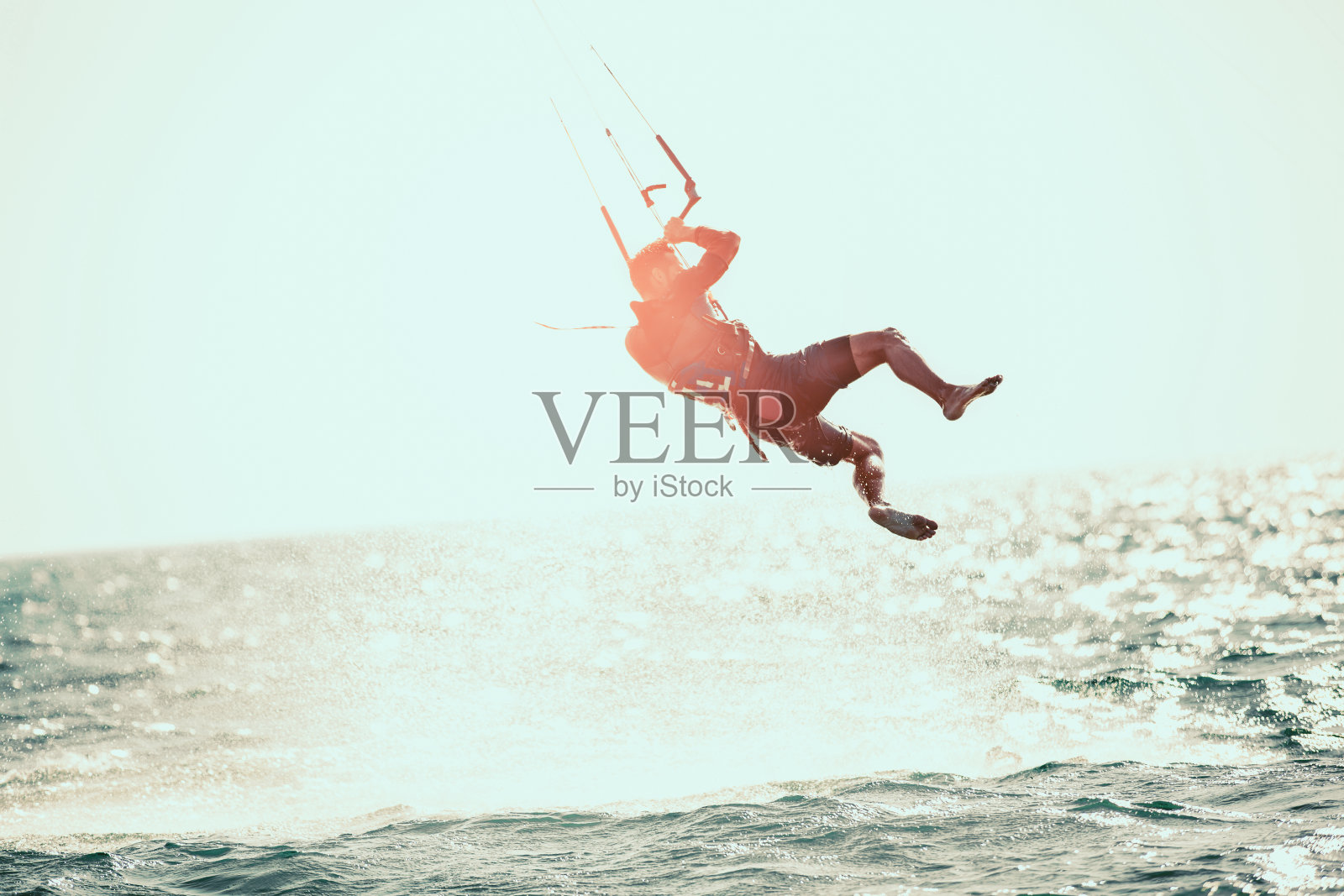 人们在波涛汹涌的海浪上玩风筝照片摄影图片