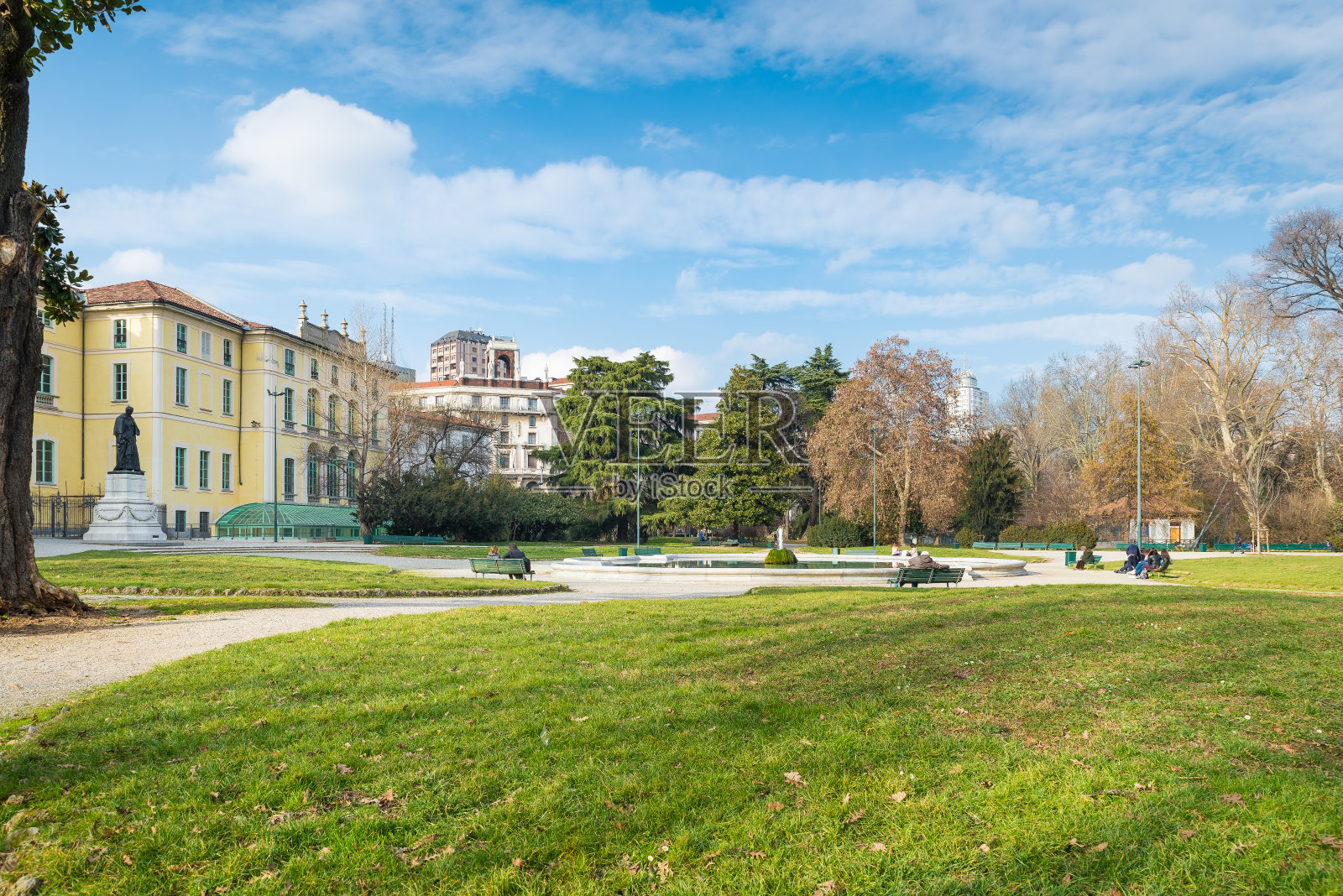 米兰,意大利。米兰市的Indro Montanelli公共花园(或威尼斯门的花园或通过Palestro)。大型城市公园和Dugnani喷泉景观照片摄影图片