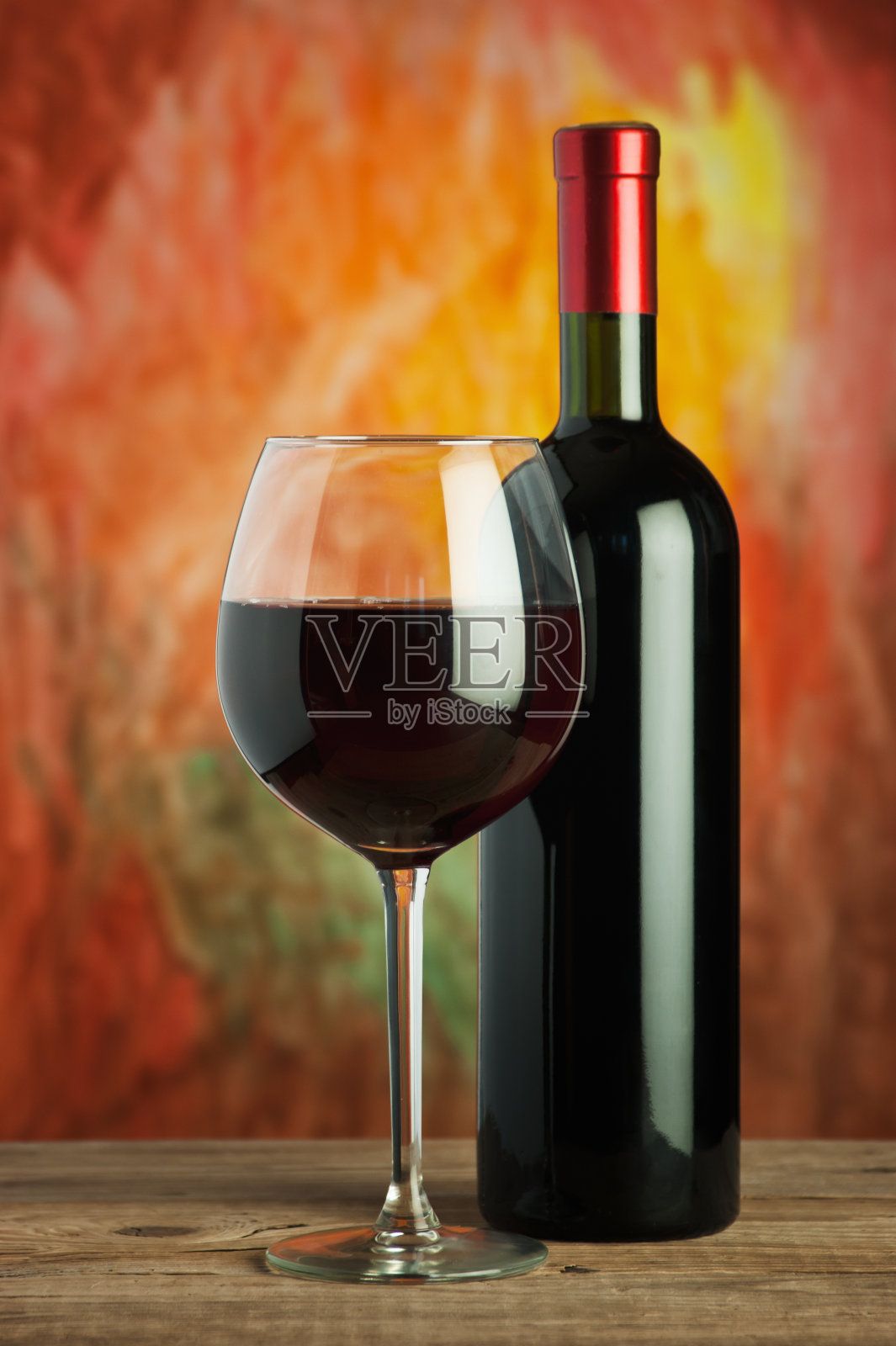 葡萄酒，玻璃杯和瓶子照片摄影图片