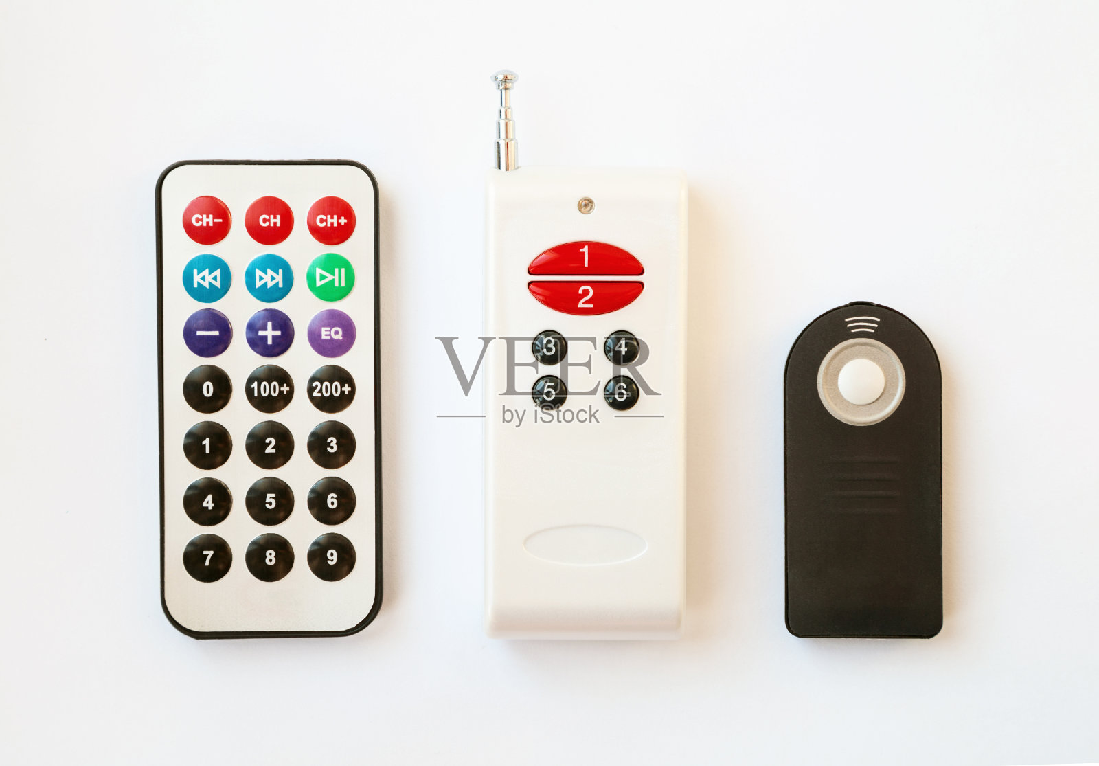 3种类型的遥控器，具有不同数量的按钮照片摄影图片