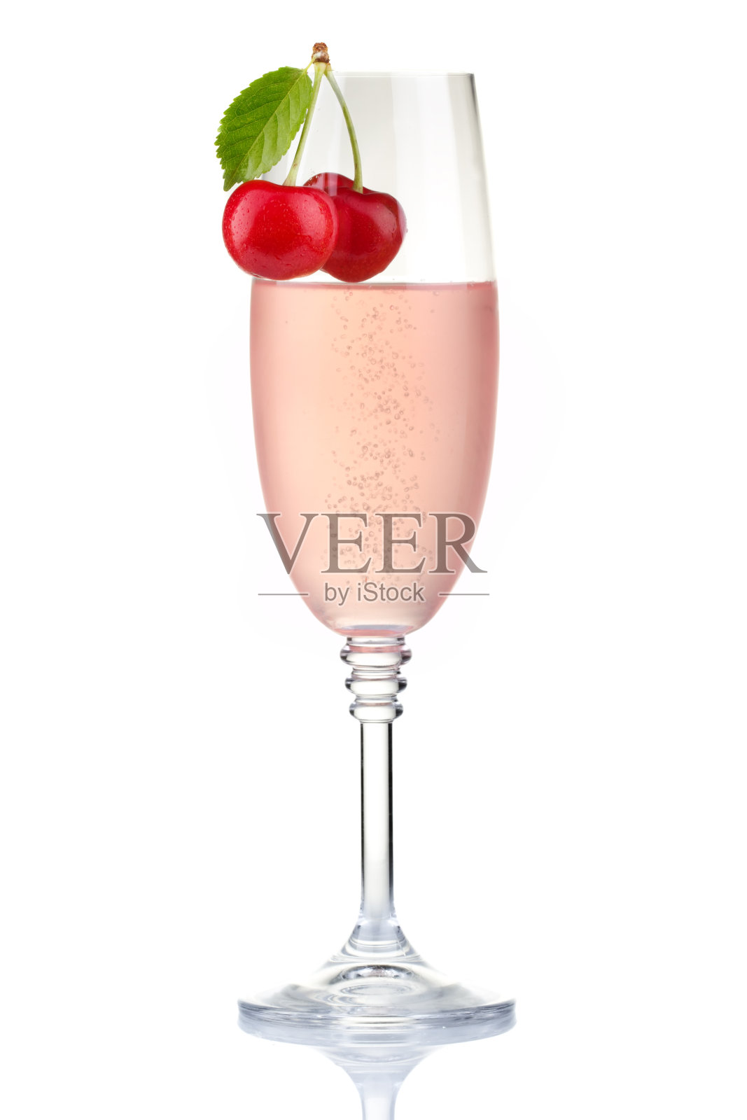 一杯粉红香槟和新鲜的樱桃浆果分离照片摄影图片
